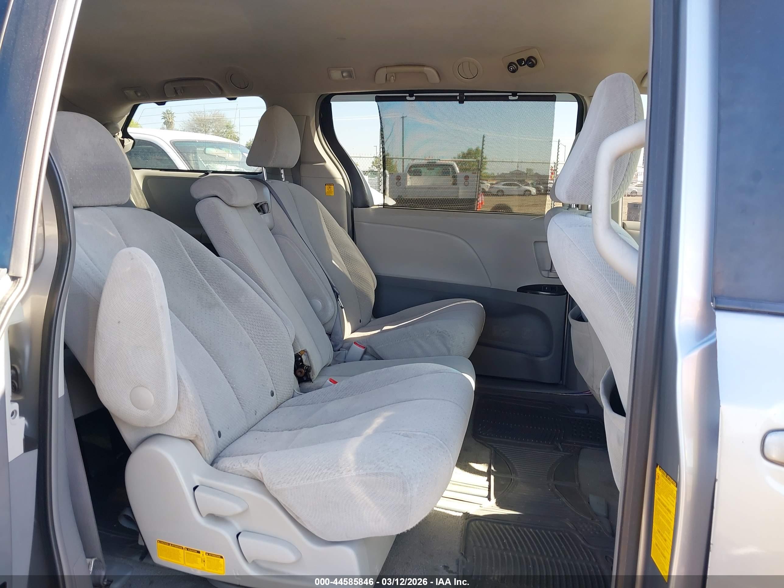 TOYOTA SIENNA image 8