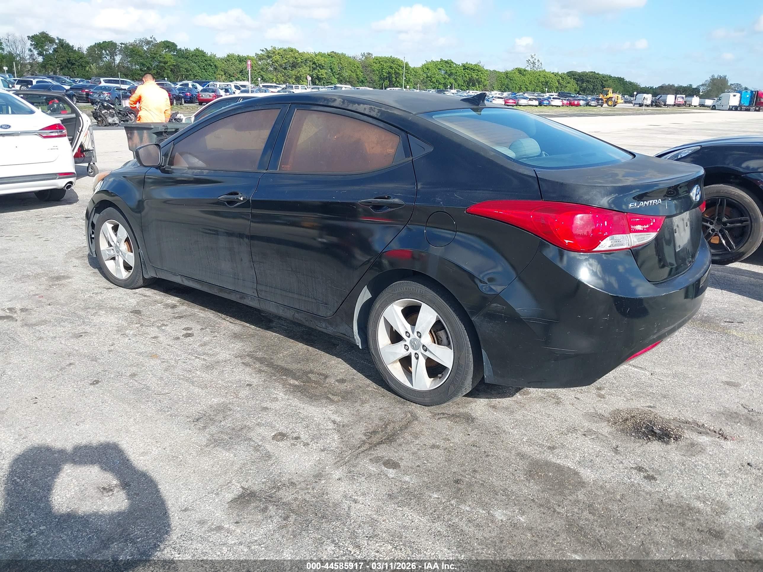 HYUNDAI ELANTRA image 3