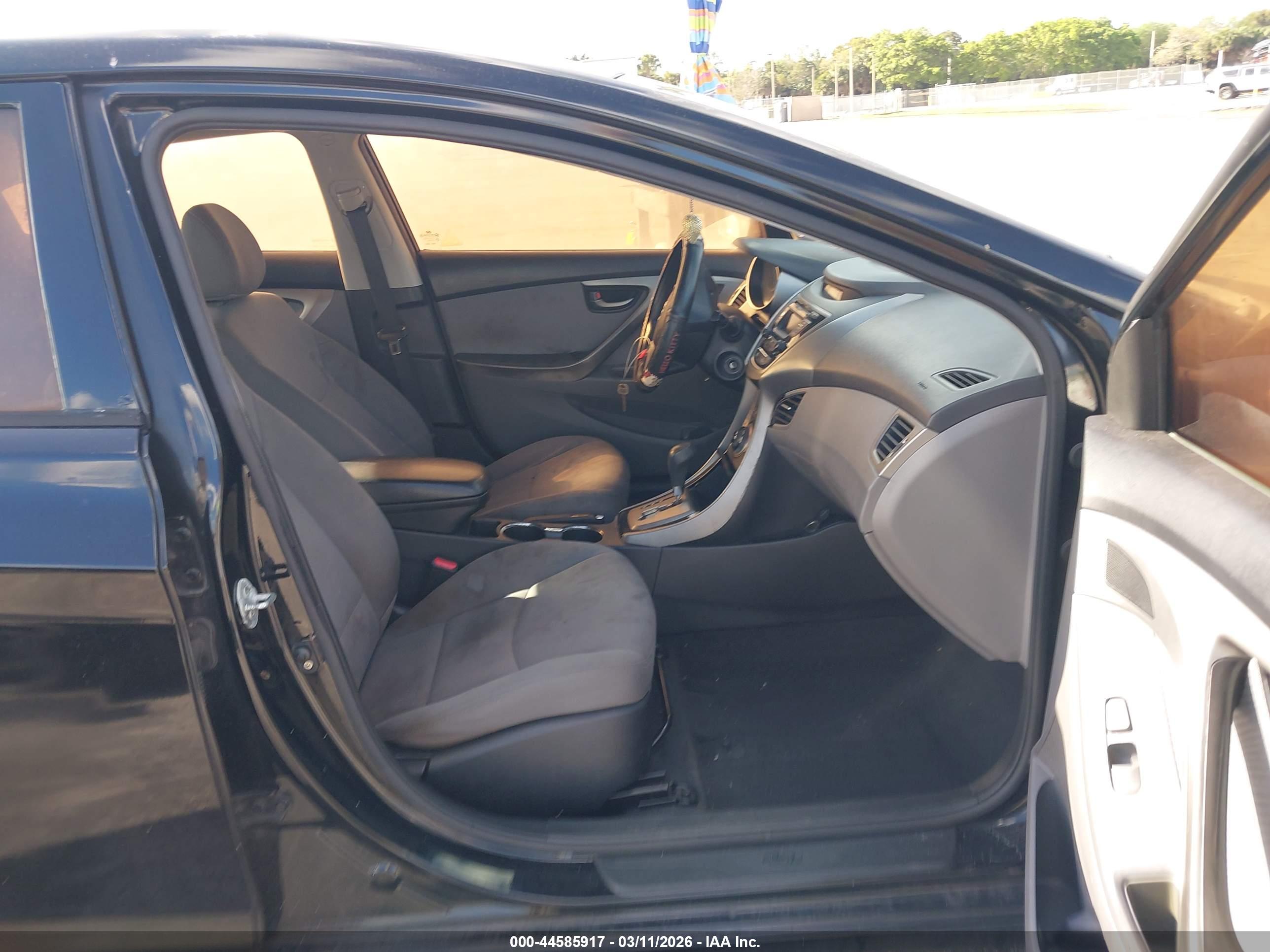 HYUNDAI ELANTRA image 5