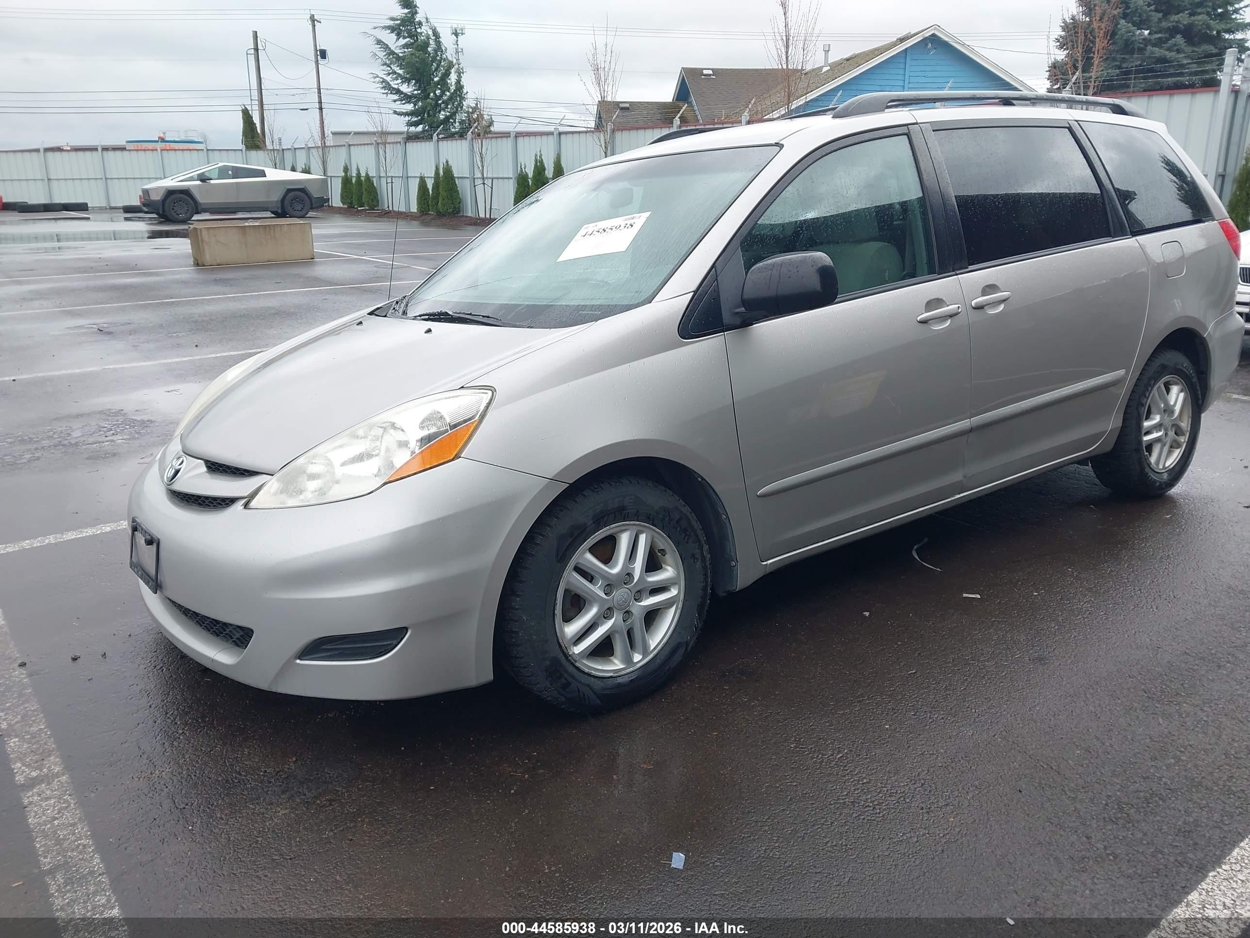 TOYOTA SIENNA image 2