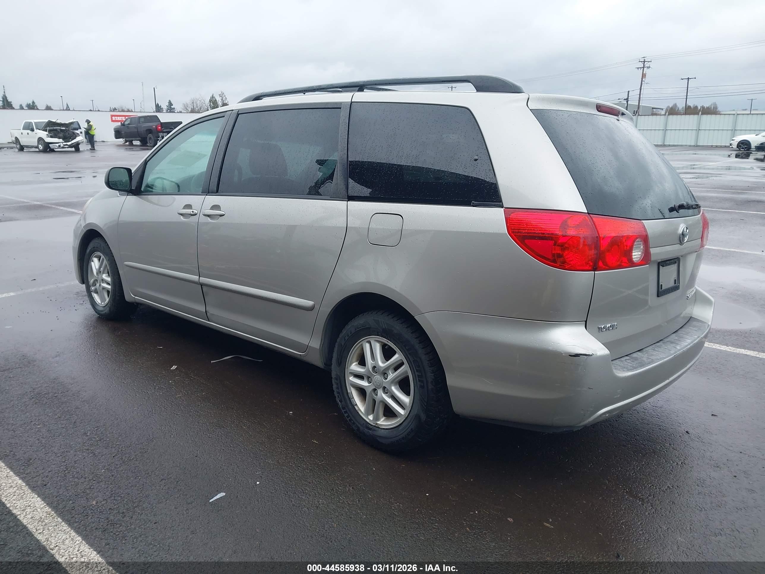 TOYOTA SIENNA image 3