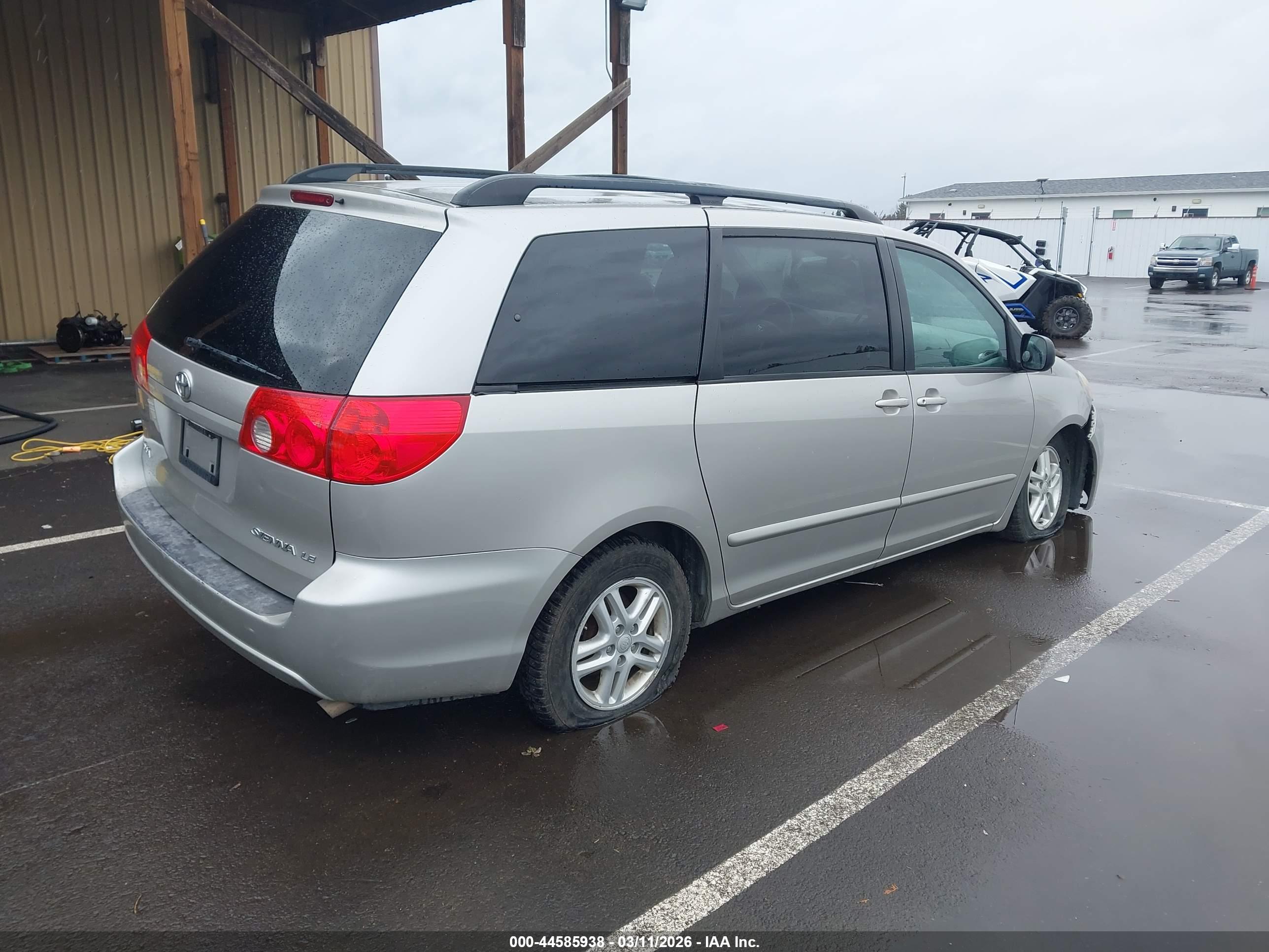 TOYOTA SIENNA image 4