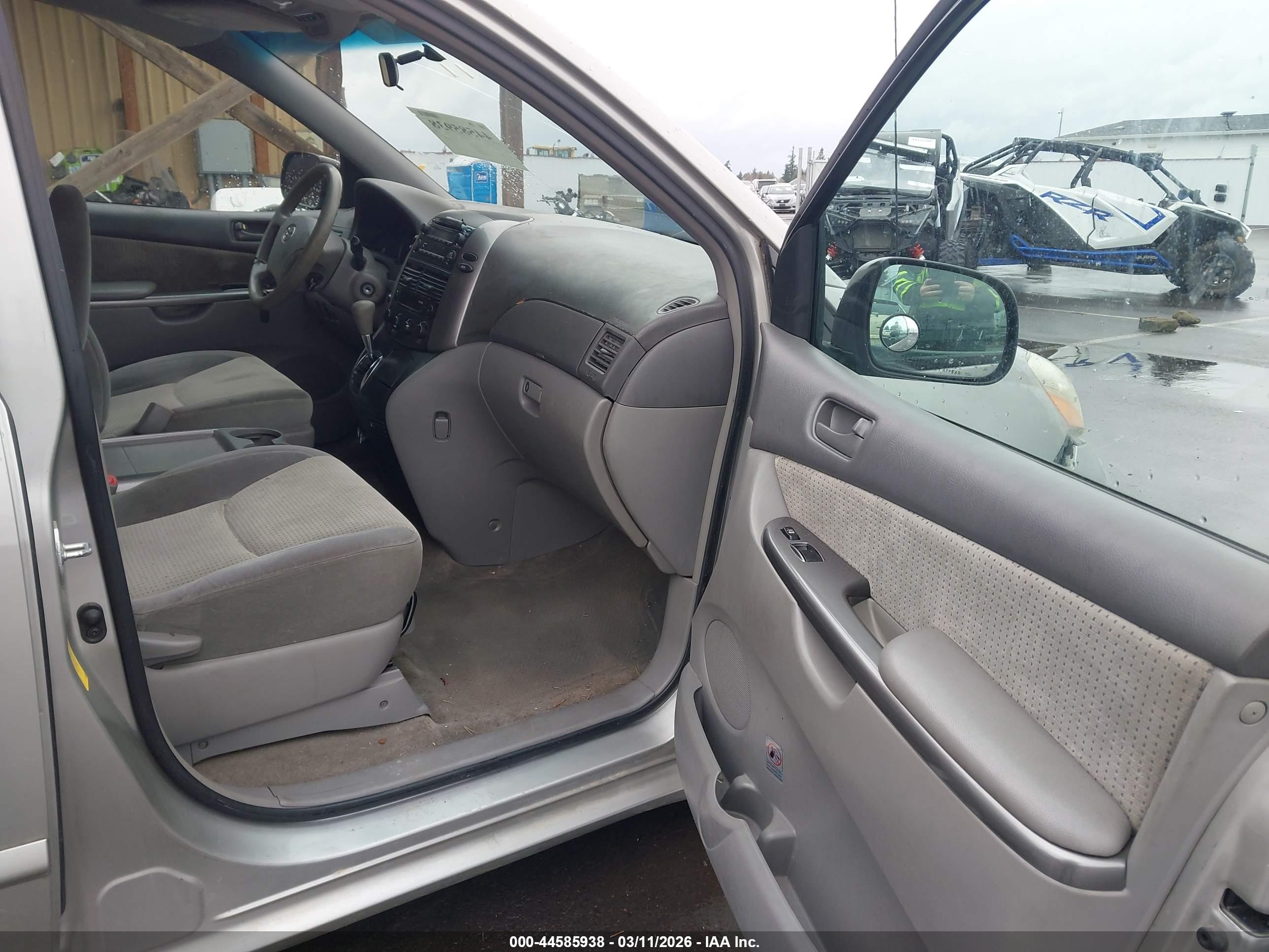 TOYOTA SIENNA image 5