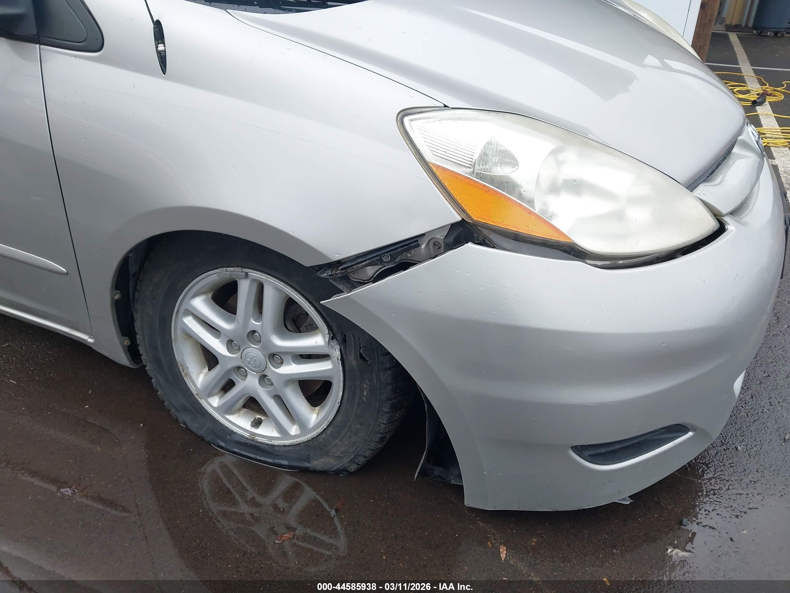 TOYOTA SIENNA image 6