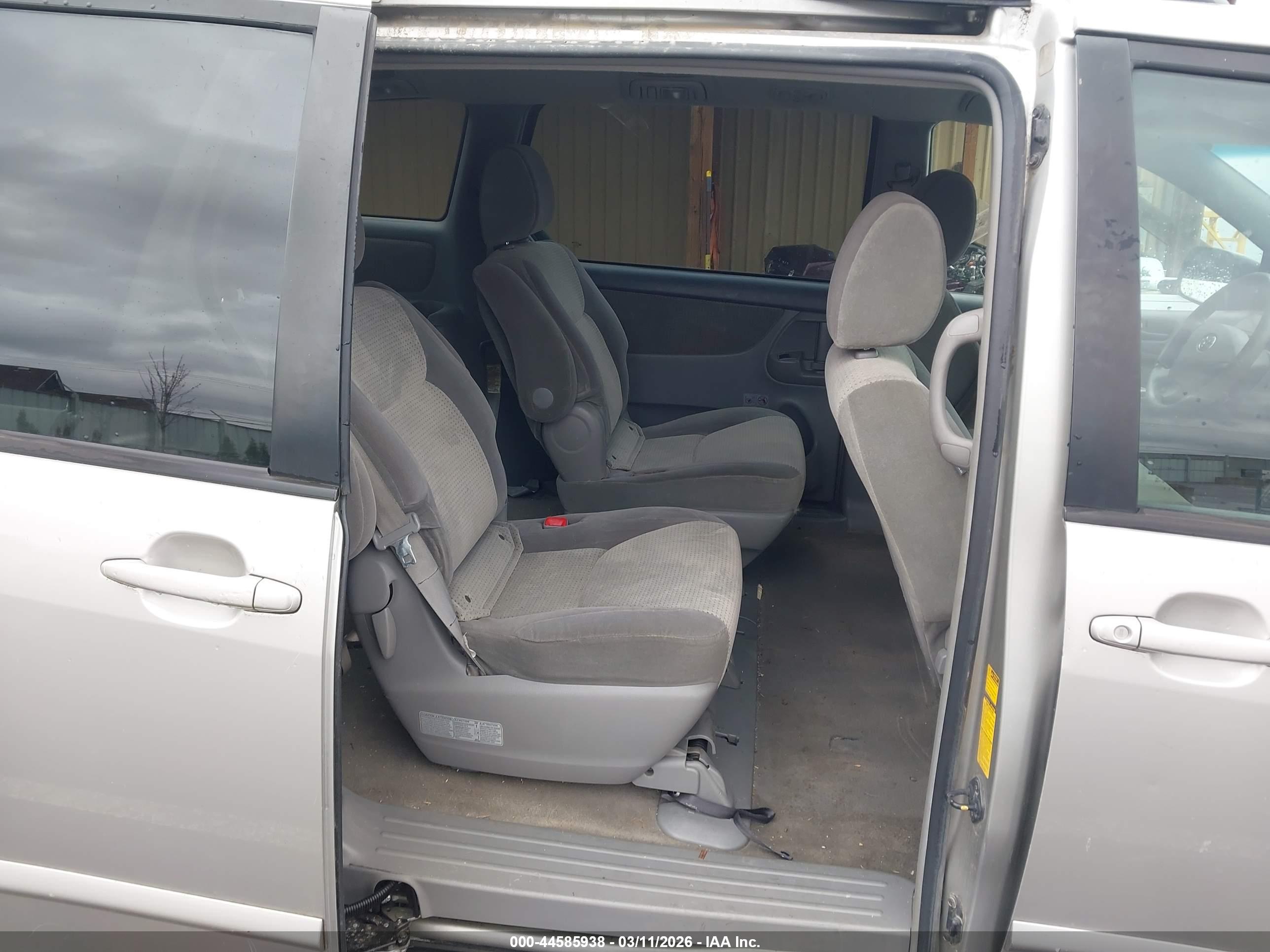 TOYOTA SIENNA image 8