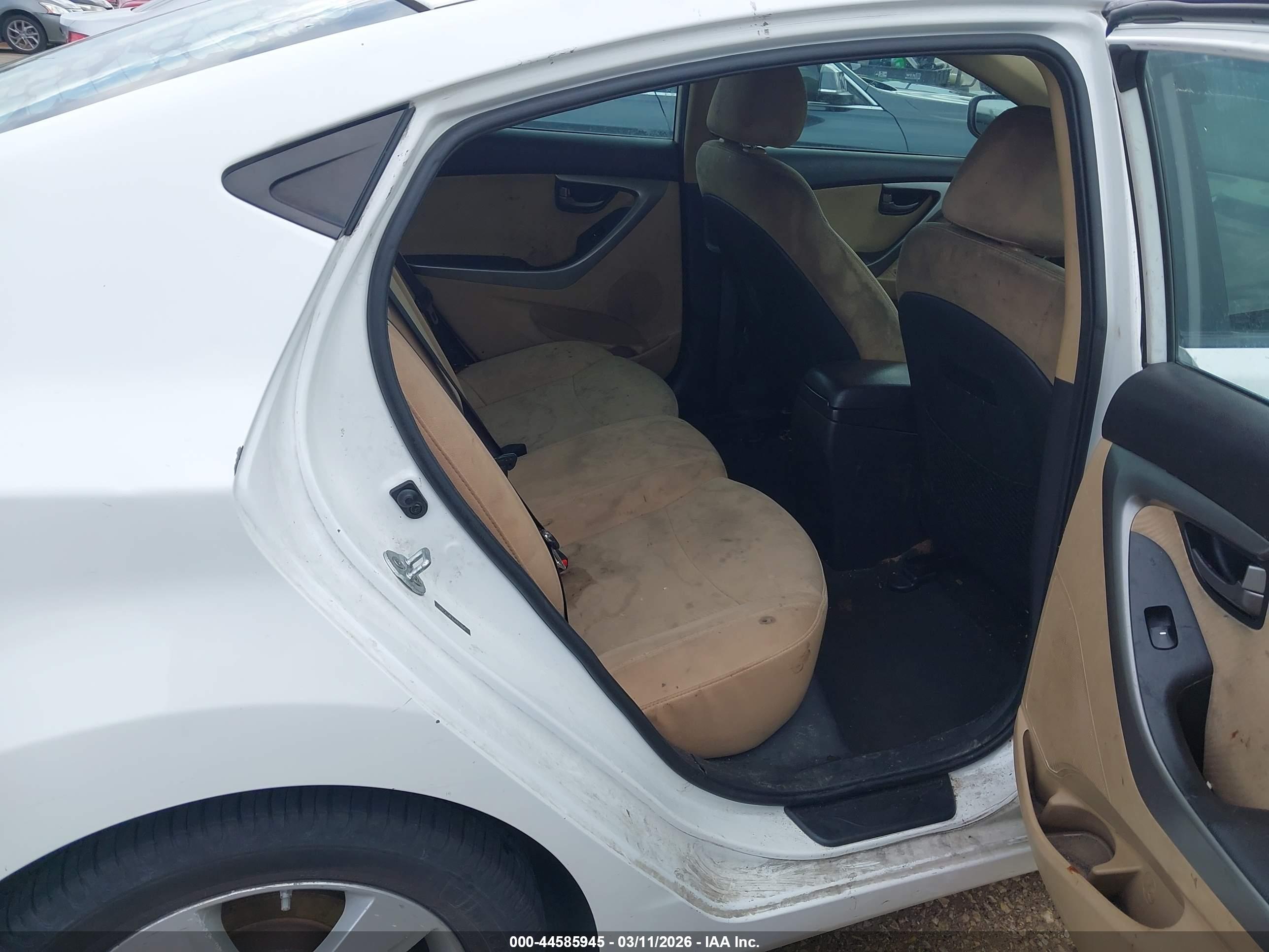 HYUNDAI ELANTRA image 8