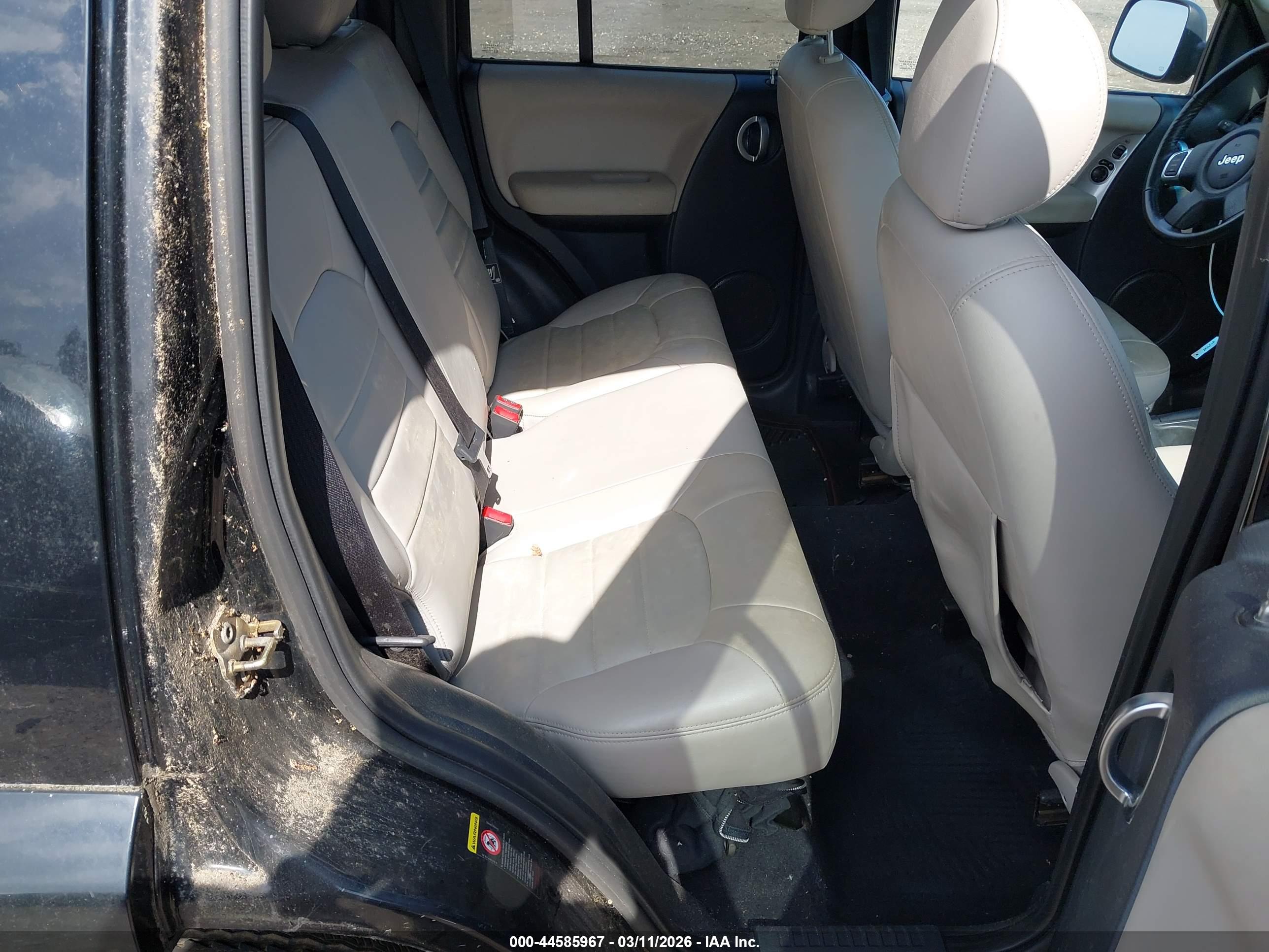 JEEP LIBERTY image 8