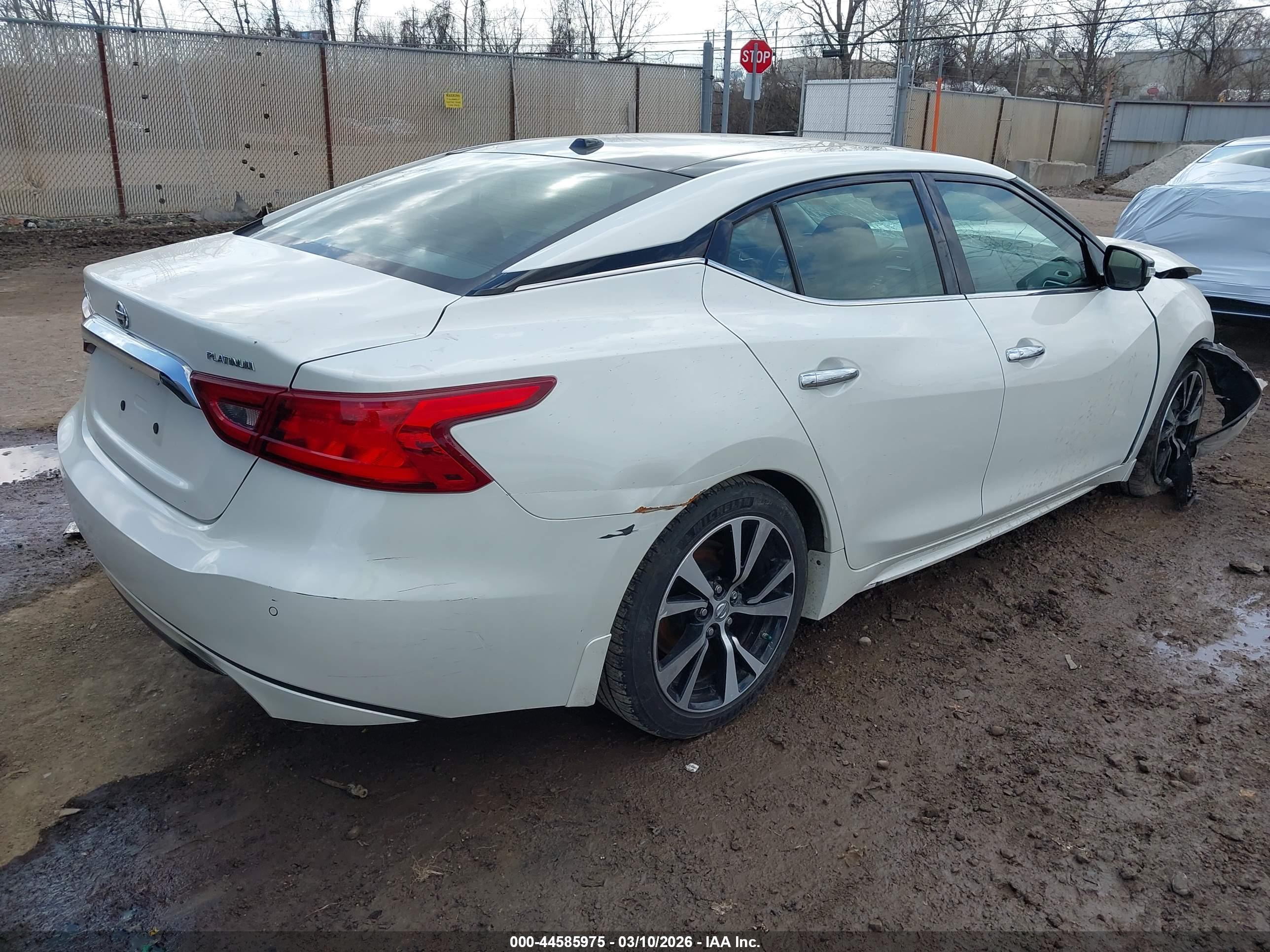 NISSAN MAXIMA image 4