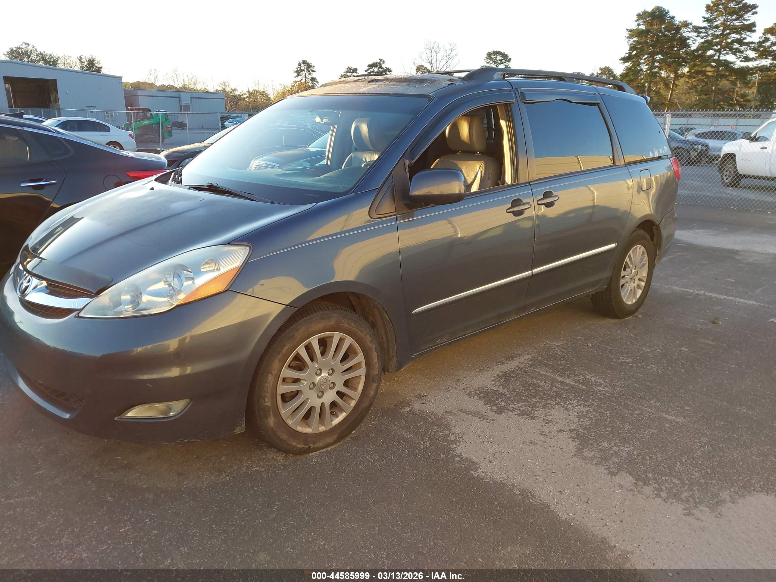TOYOTA SIENNA image 2