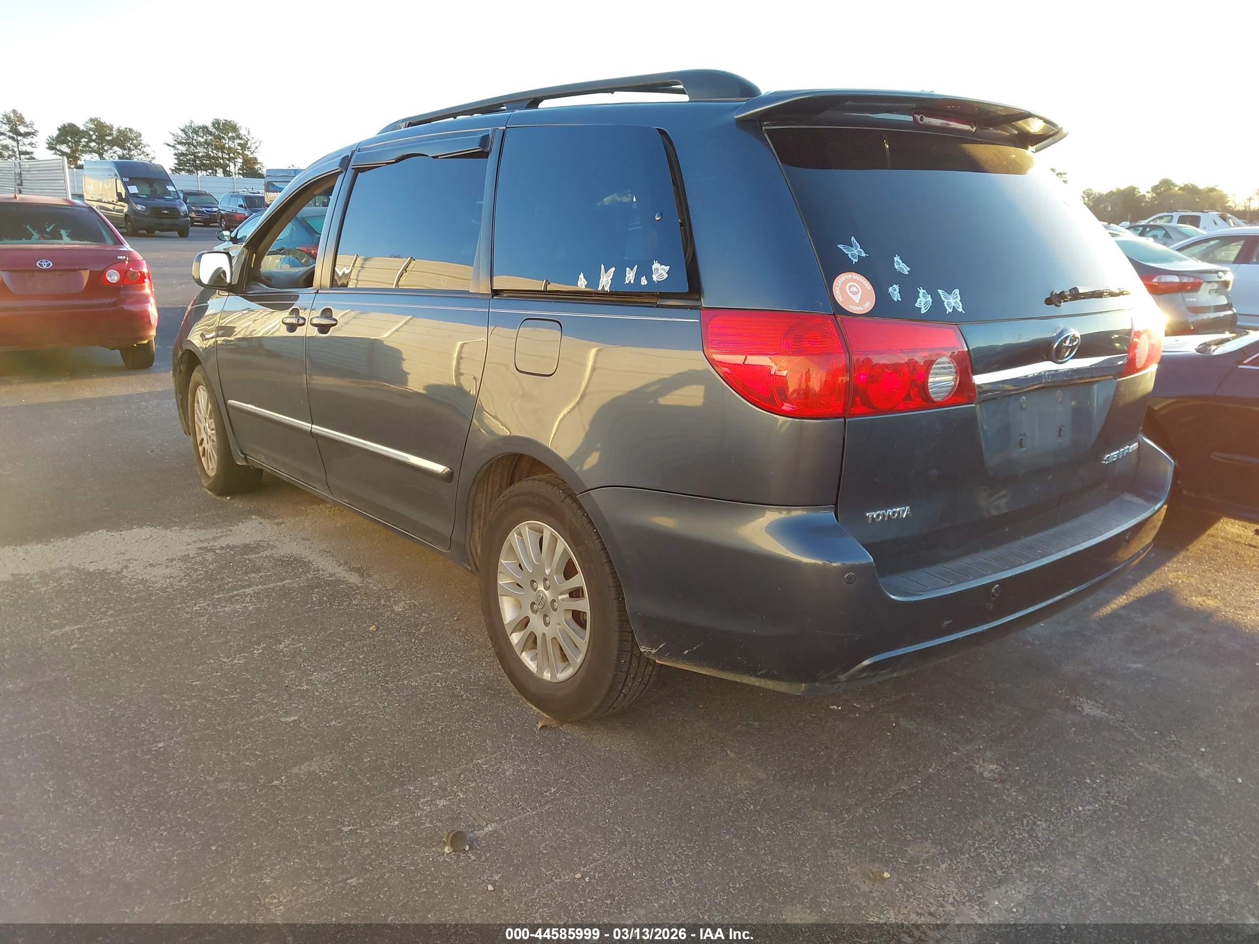 TOYOTA SIENNA image 3