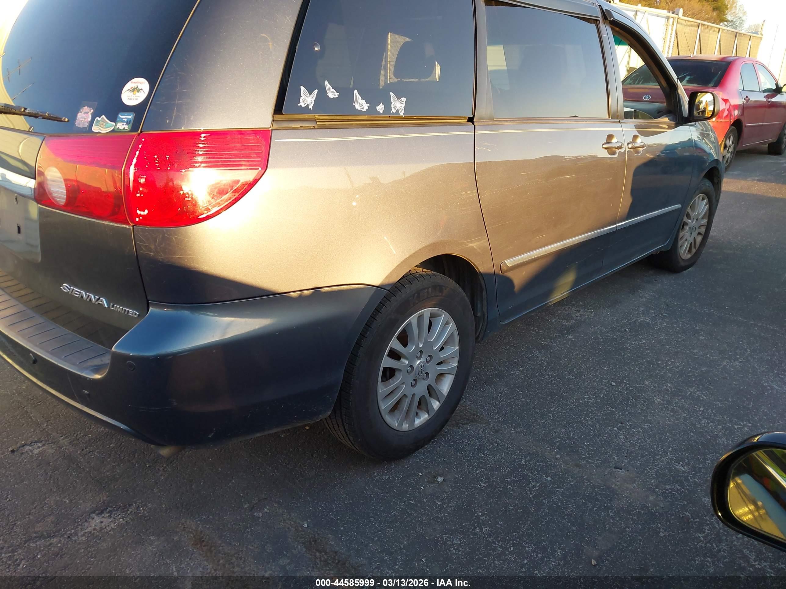 TOYOTA SIENNA image 4