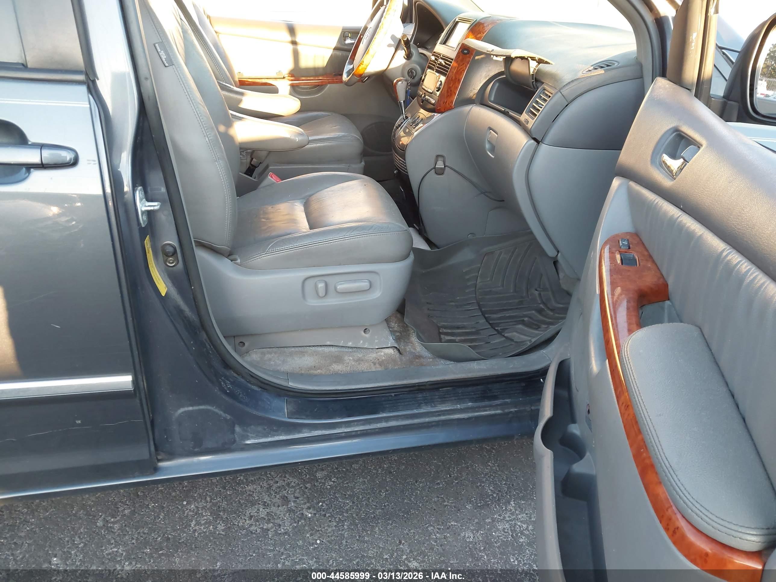 TOYOTA SIENNA image 5