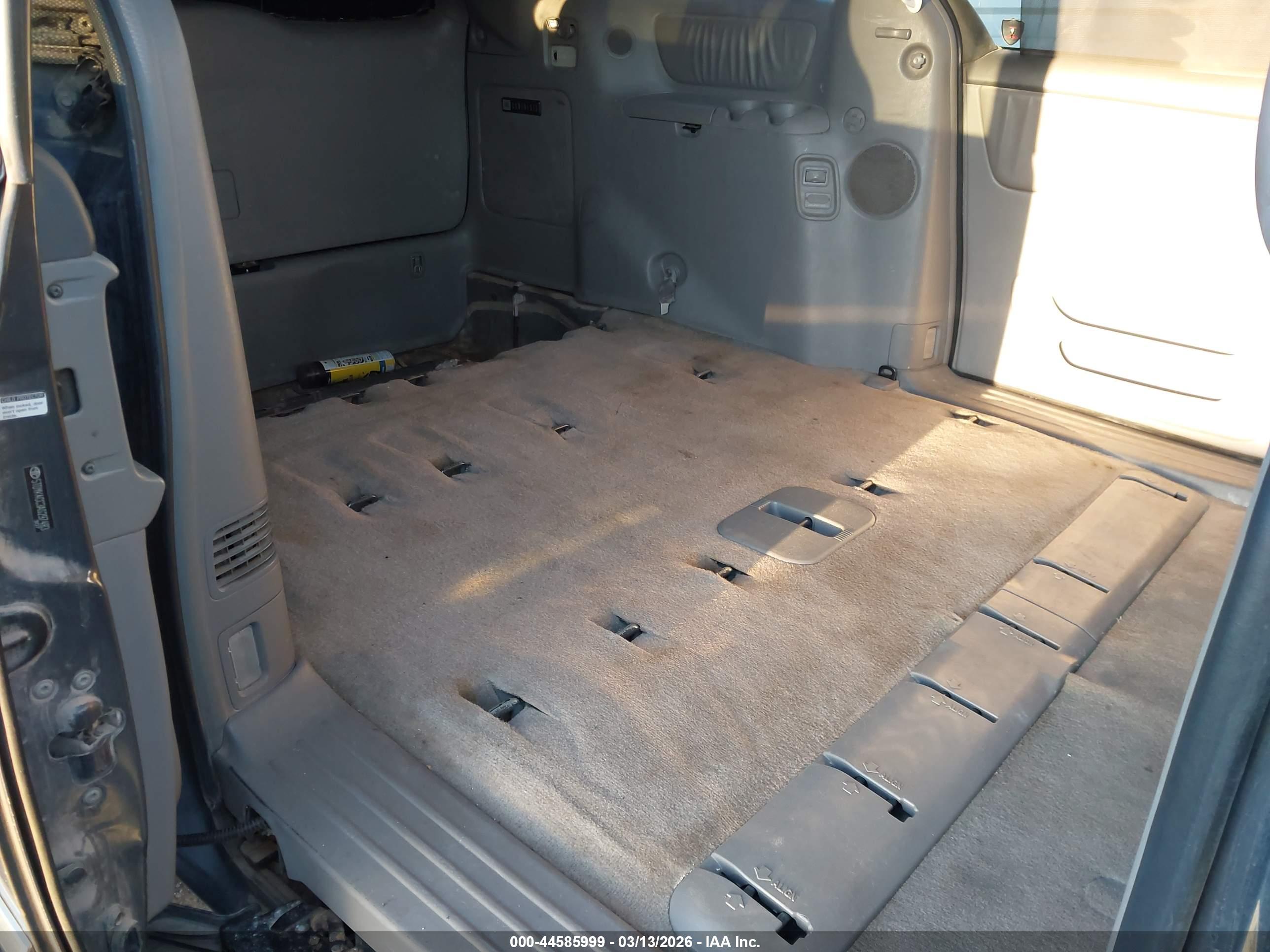 TOYOTA SIENNA image 8