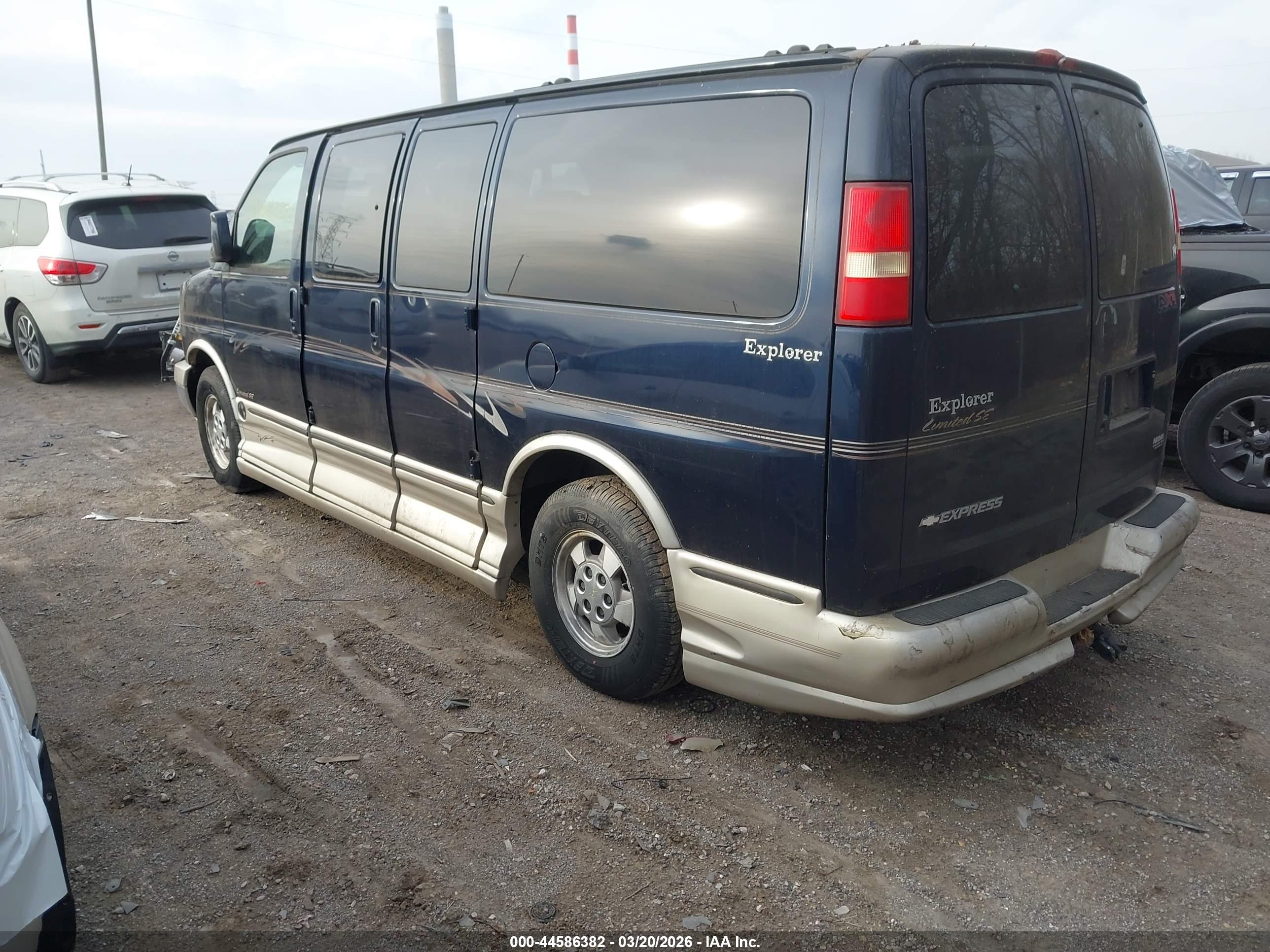 CHEVROLET EXPRESS image 3