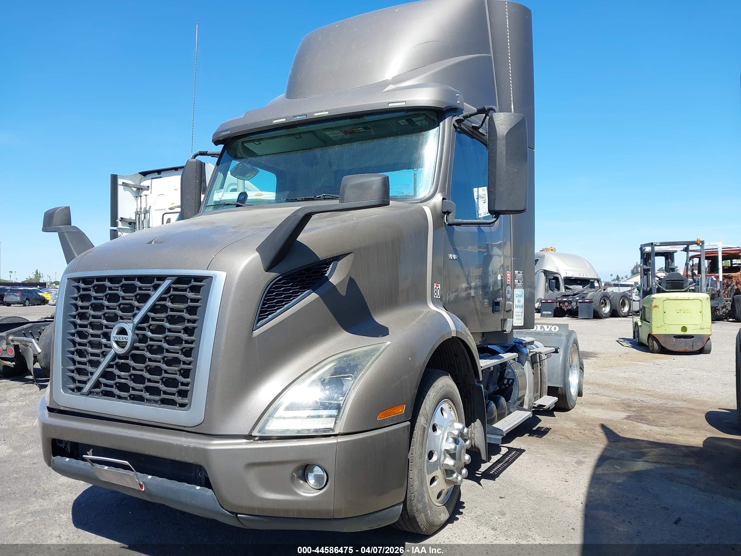 VOLVO VNR image 2