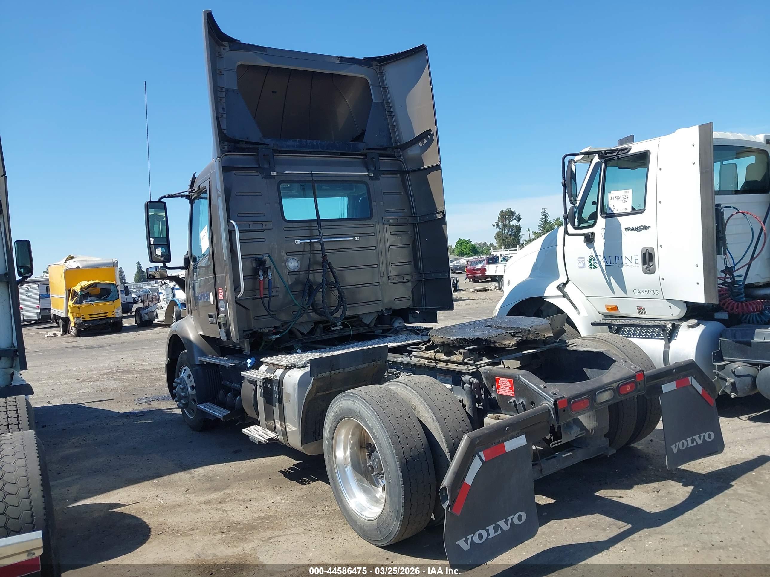 VOLVO VNR image 3