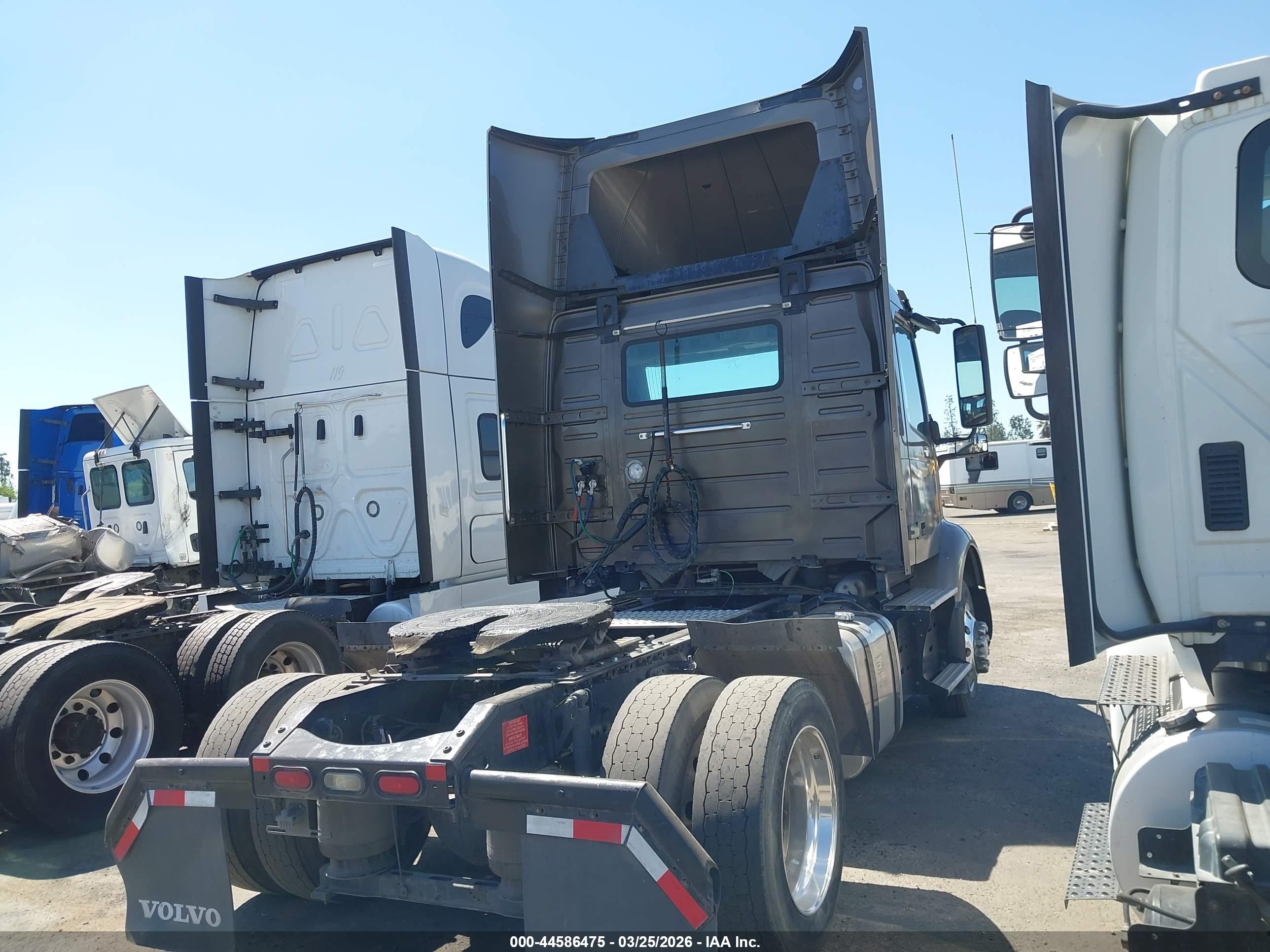 VOLVO VNR image 4