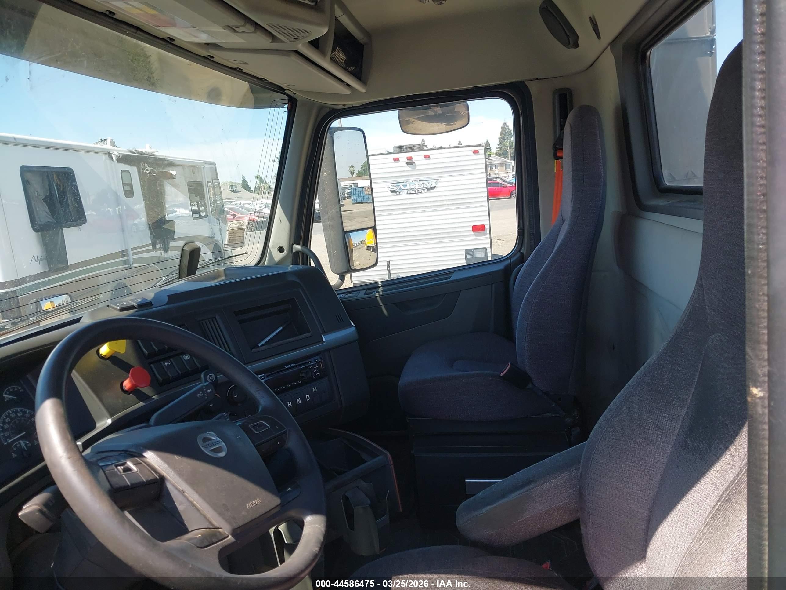VOLVO VNR image 7