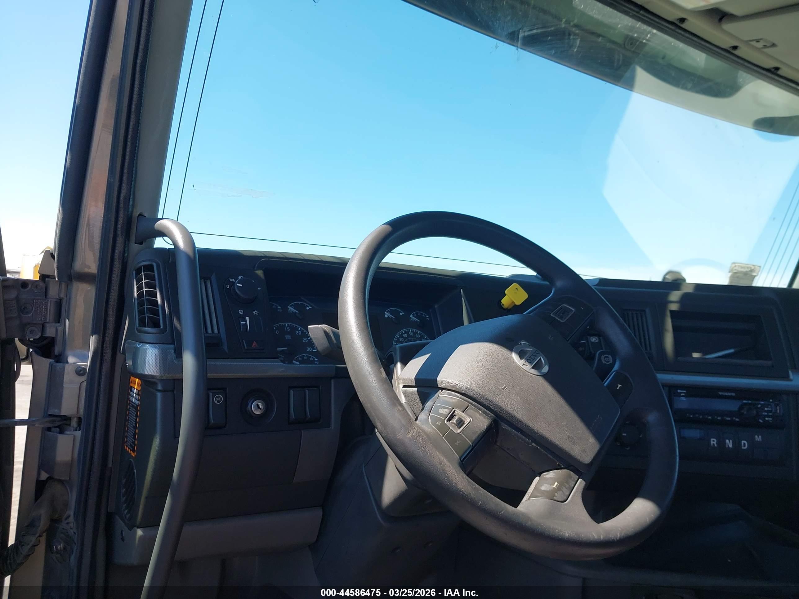 VOLVO VNR image 8