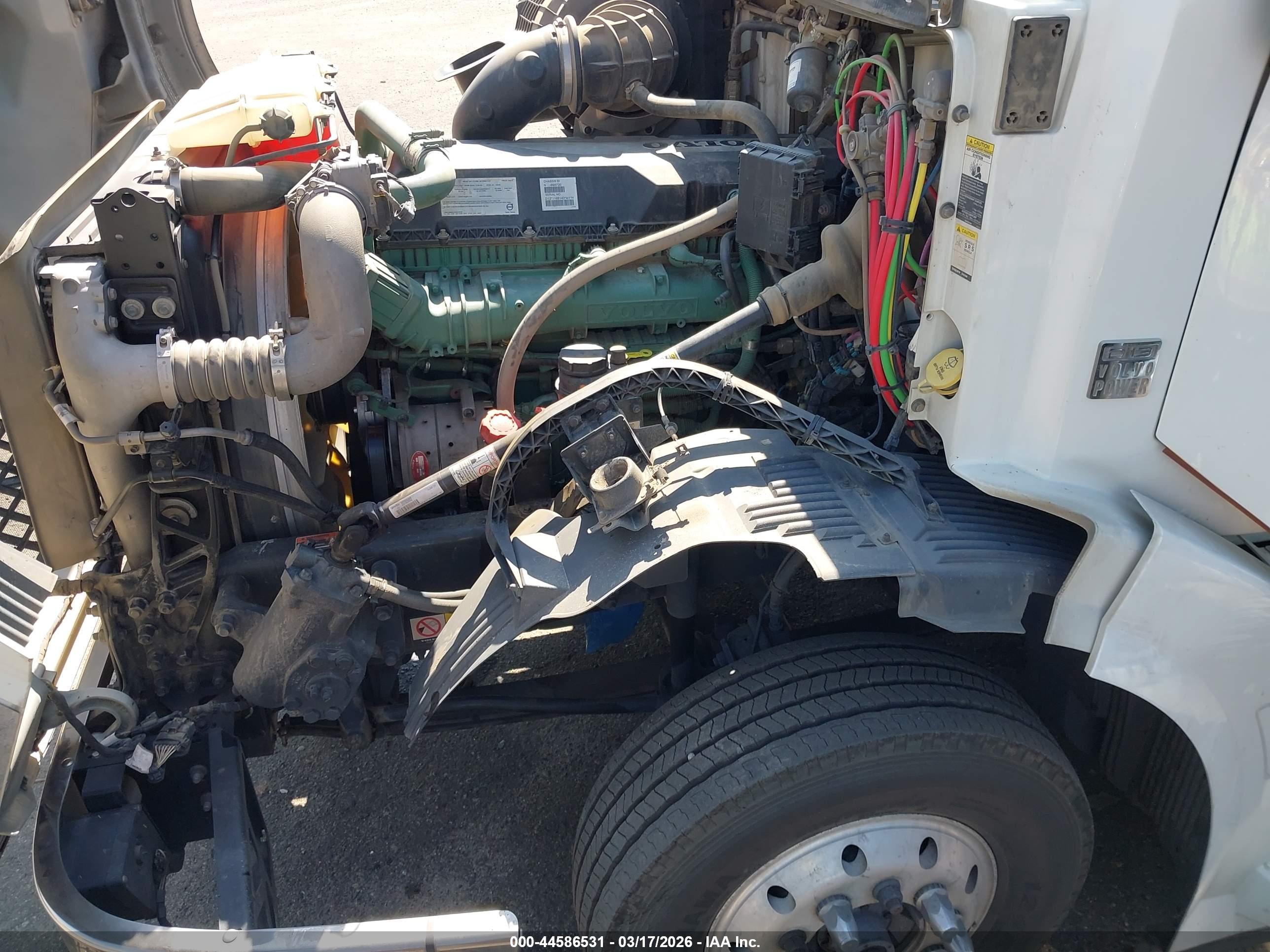 VOLVO VNL image 10