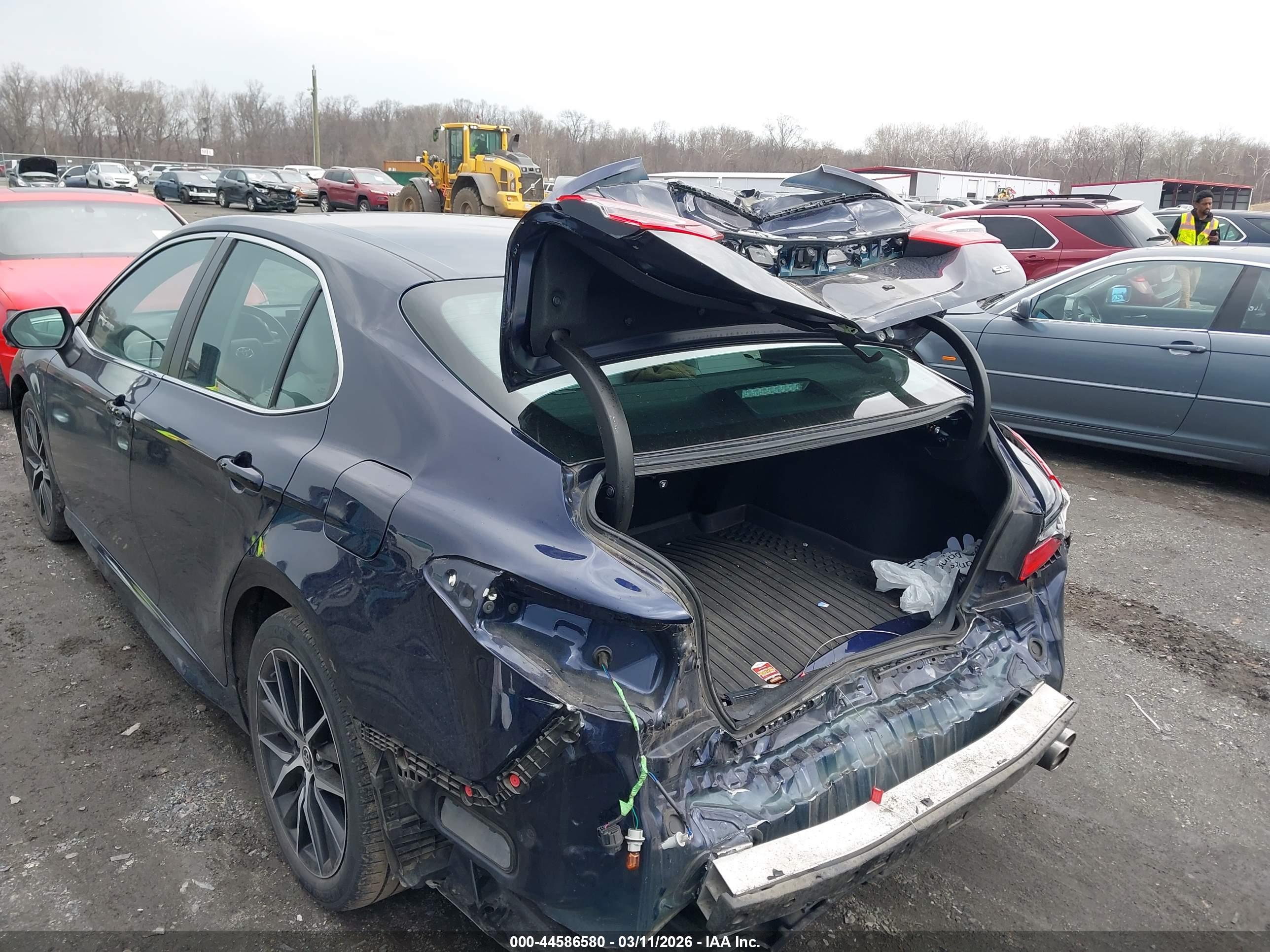 TOYOTA CAMRY image 6