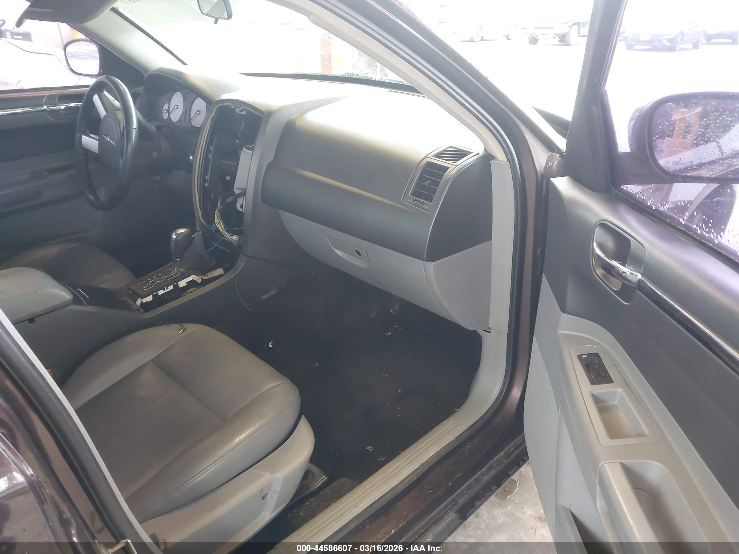 CHRYSLER 300 image 5