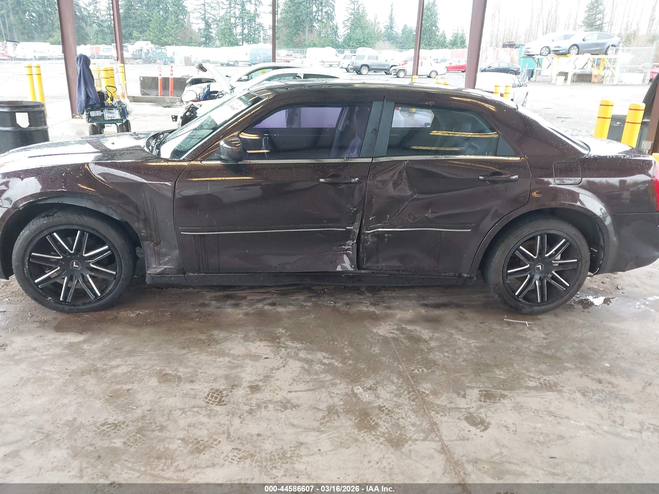 CHRYSLER 300 image 6