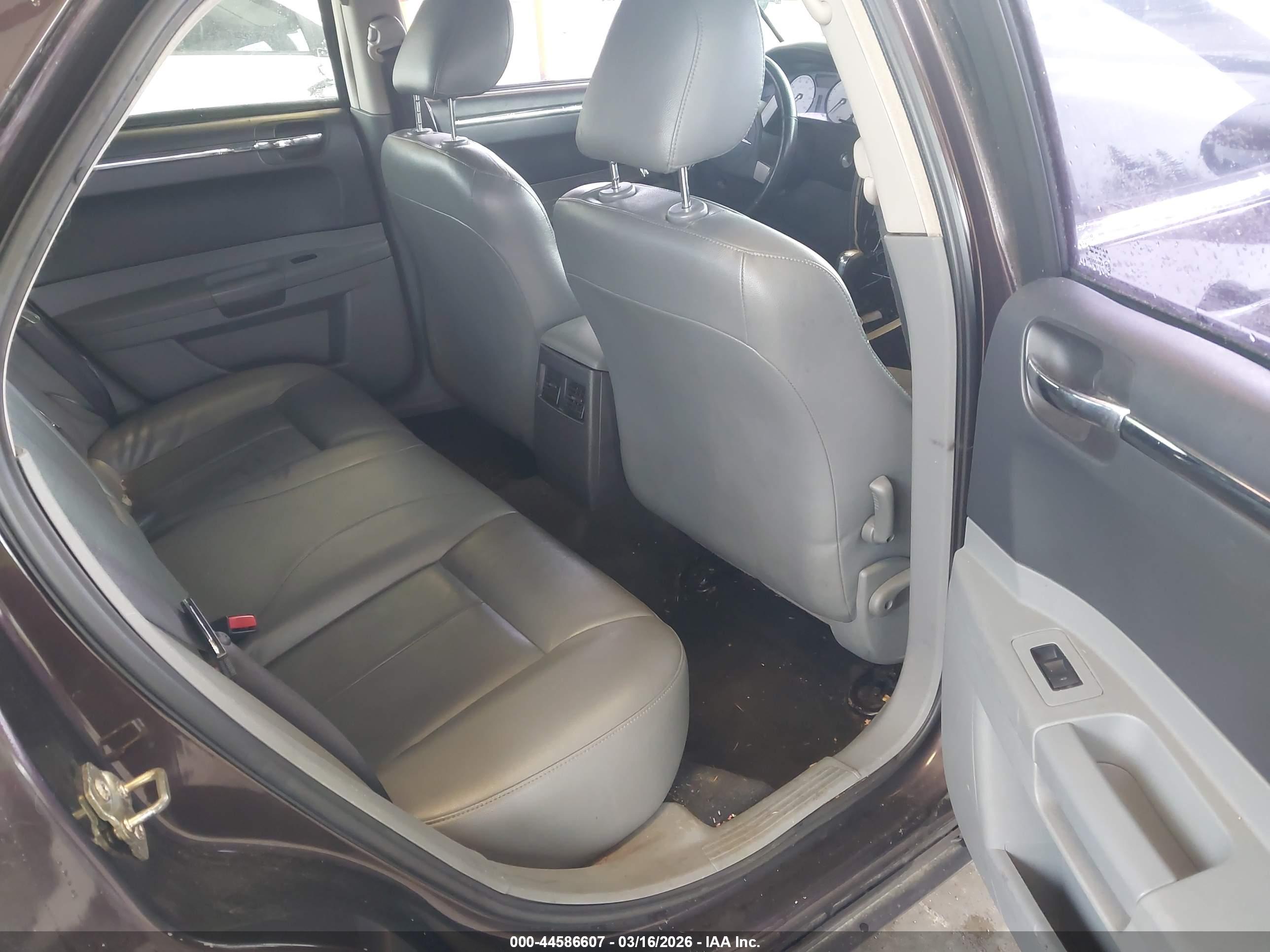 CHRYSLER 300 image 8