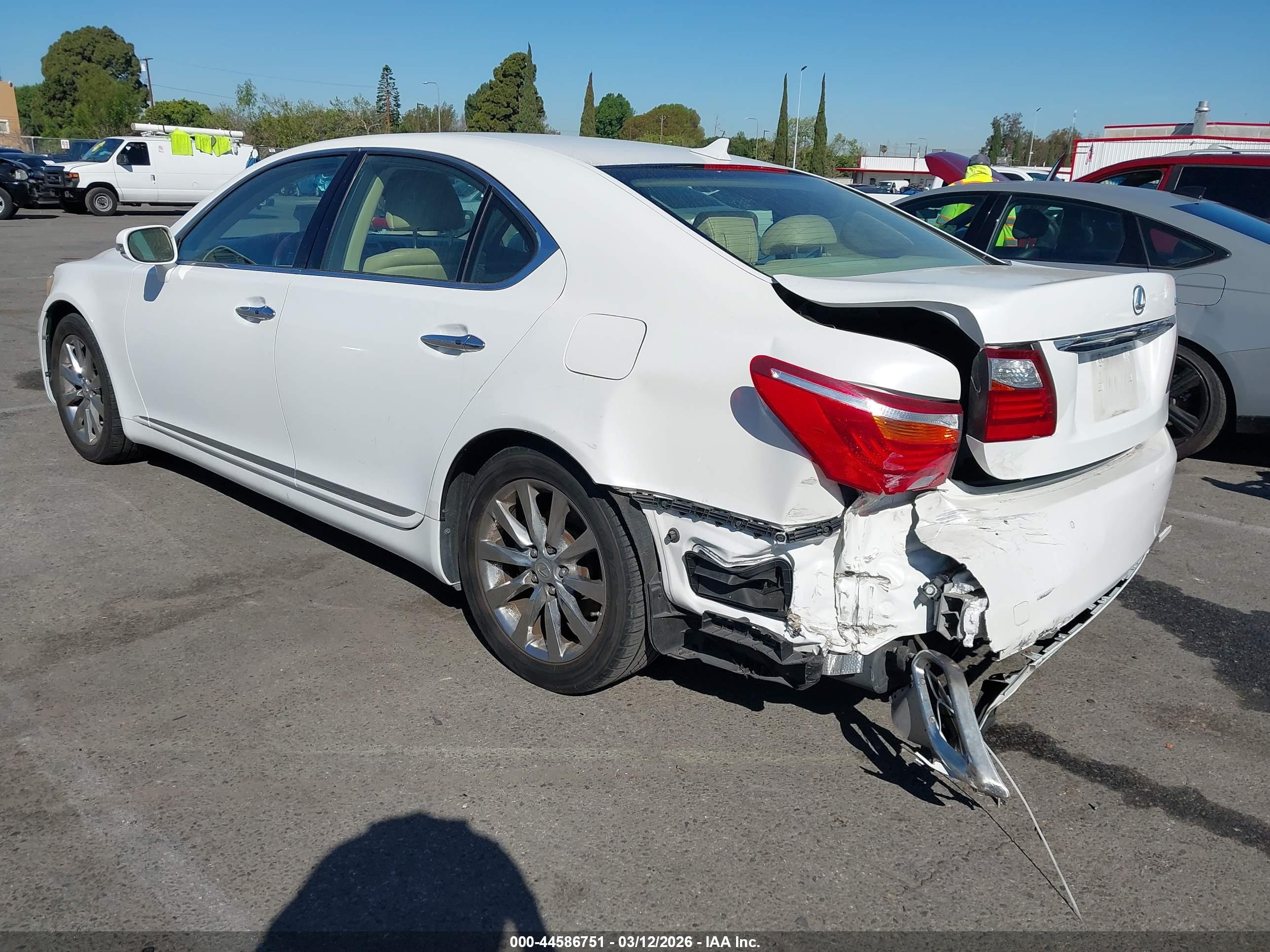 LEXUS LS image 3