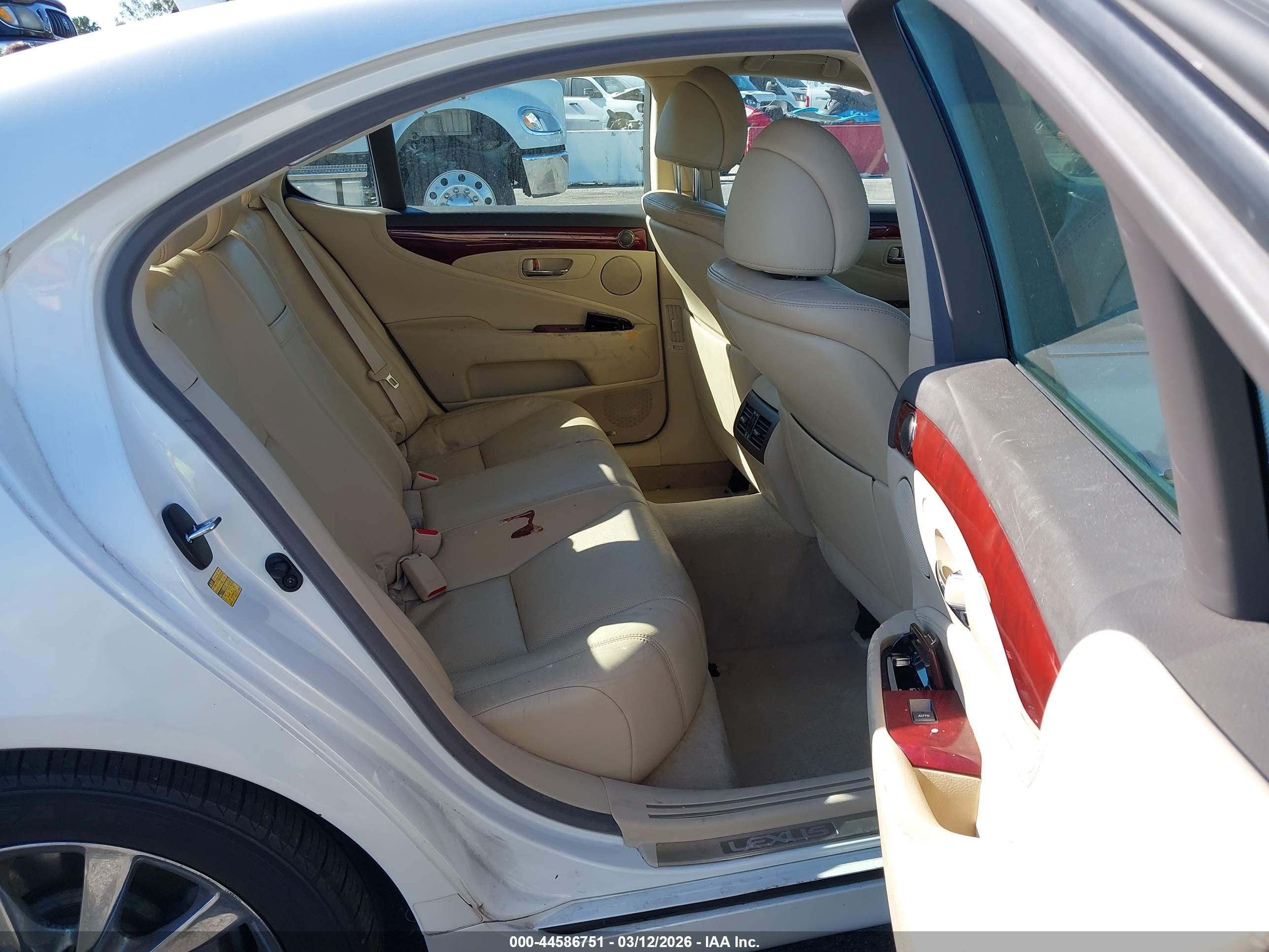 LEXUS LS image 8