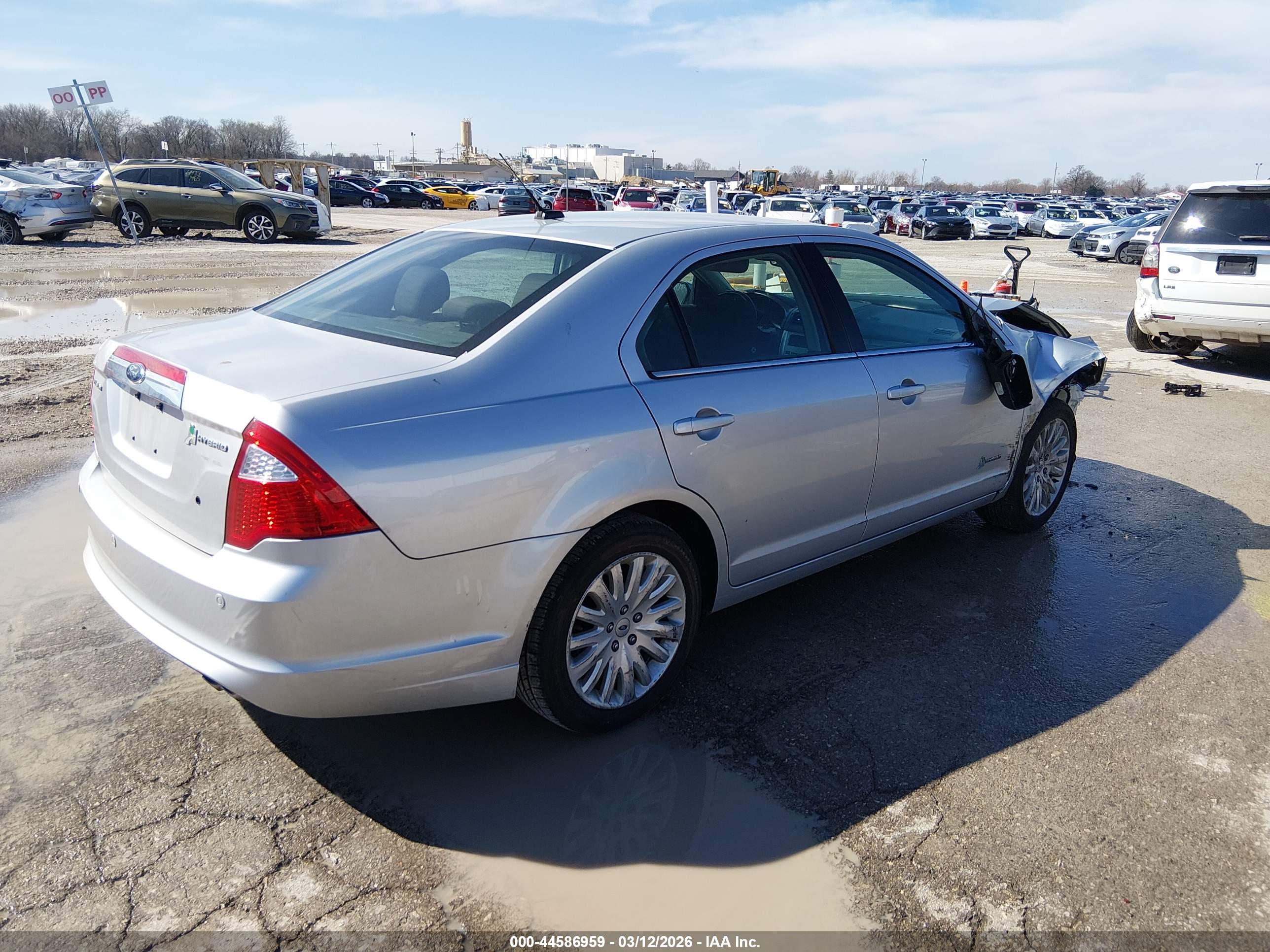 FORD FUSION image 4