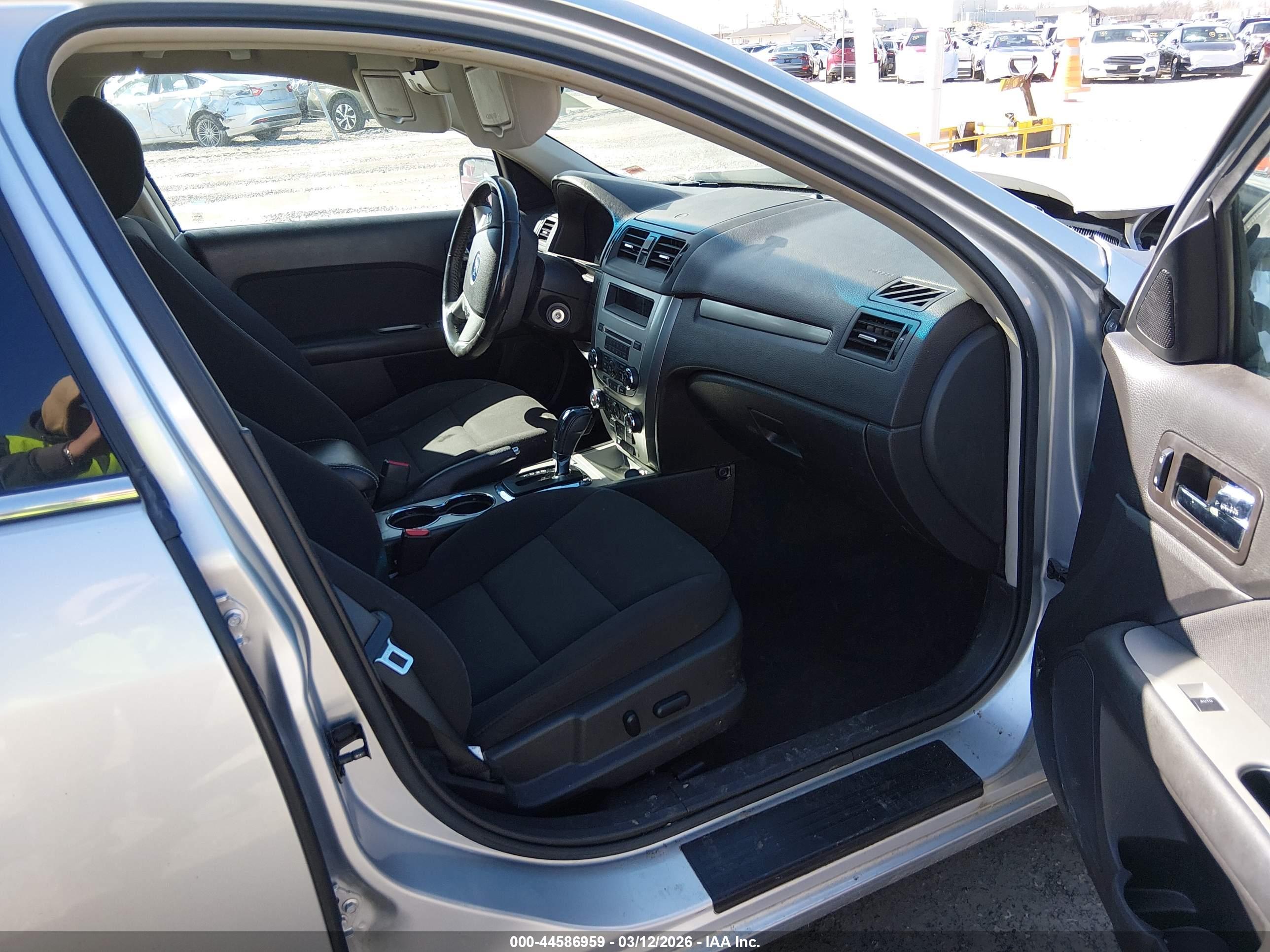 FORD FUSION image 5