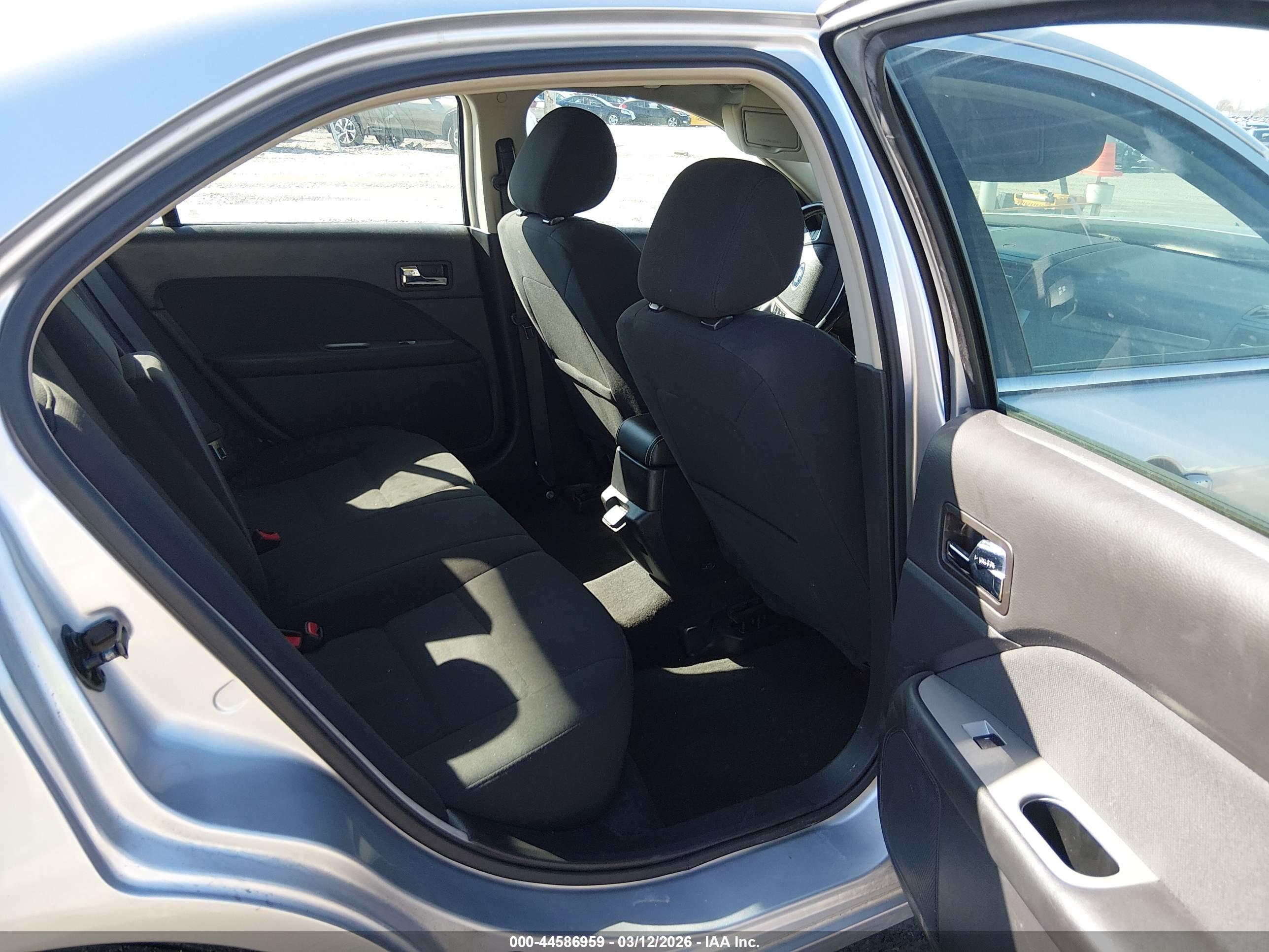 FORD FUSION image 8