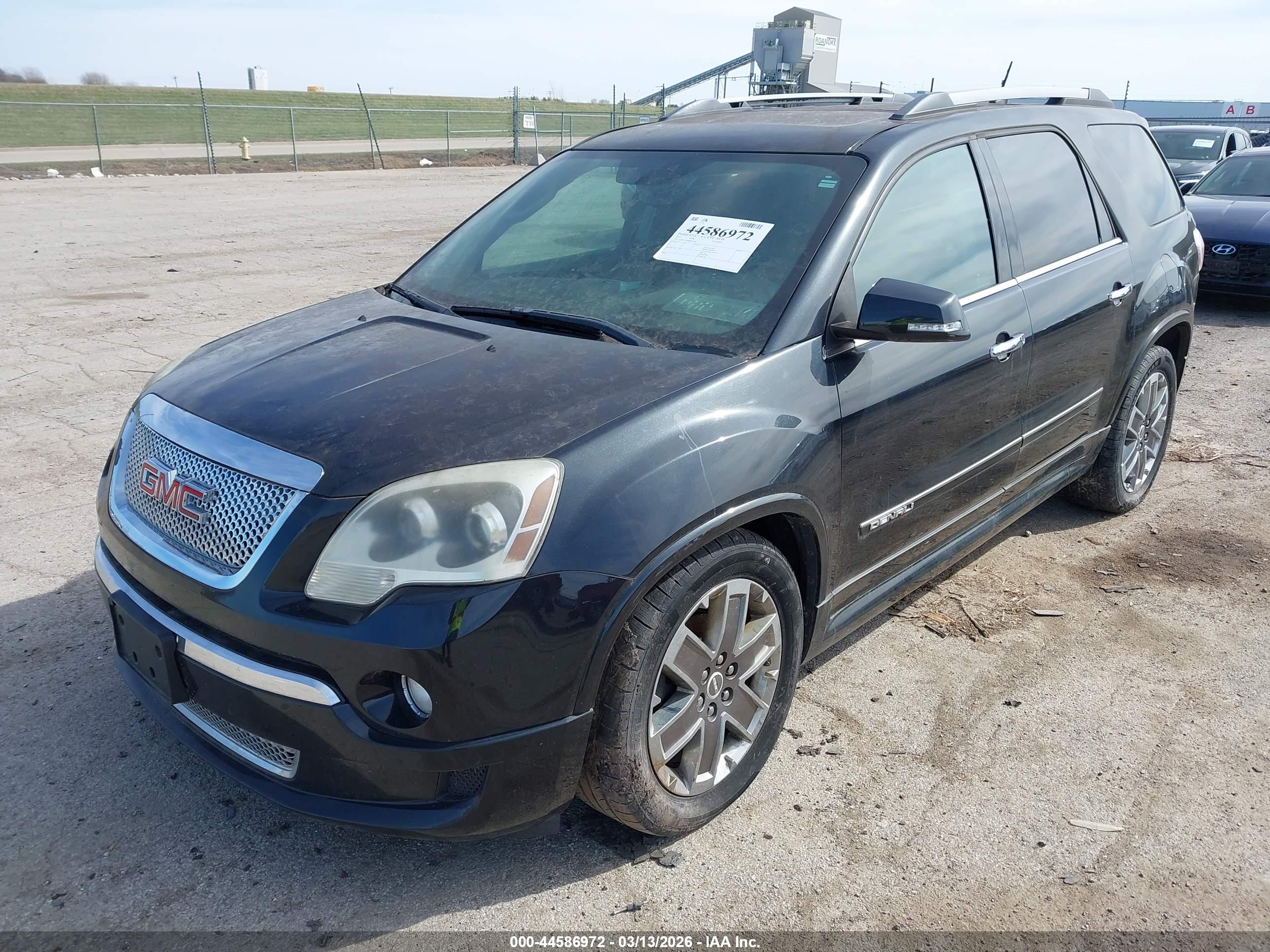 GMC ACADIA image 2