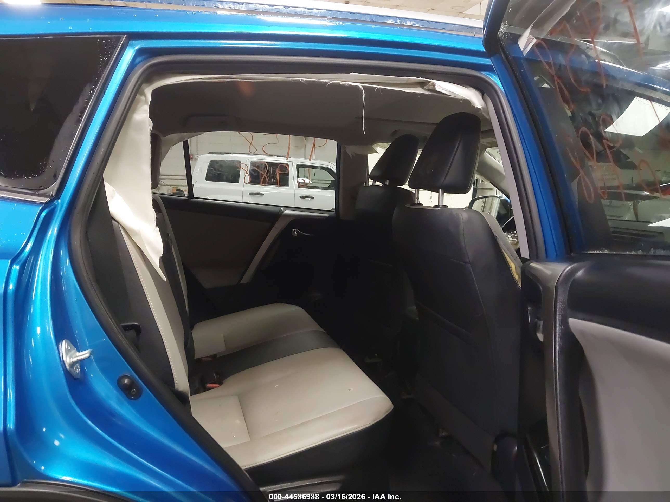 TOYOTA RAV4 image 8