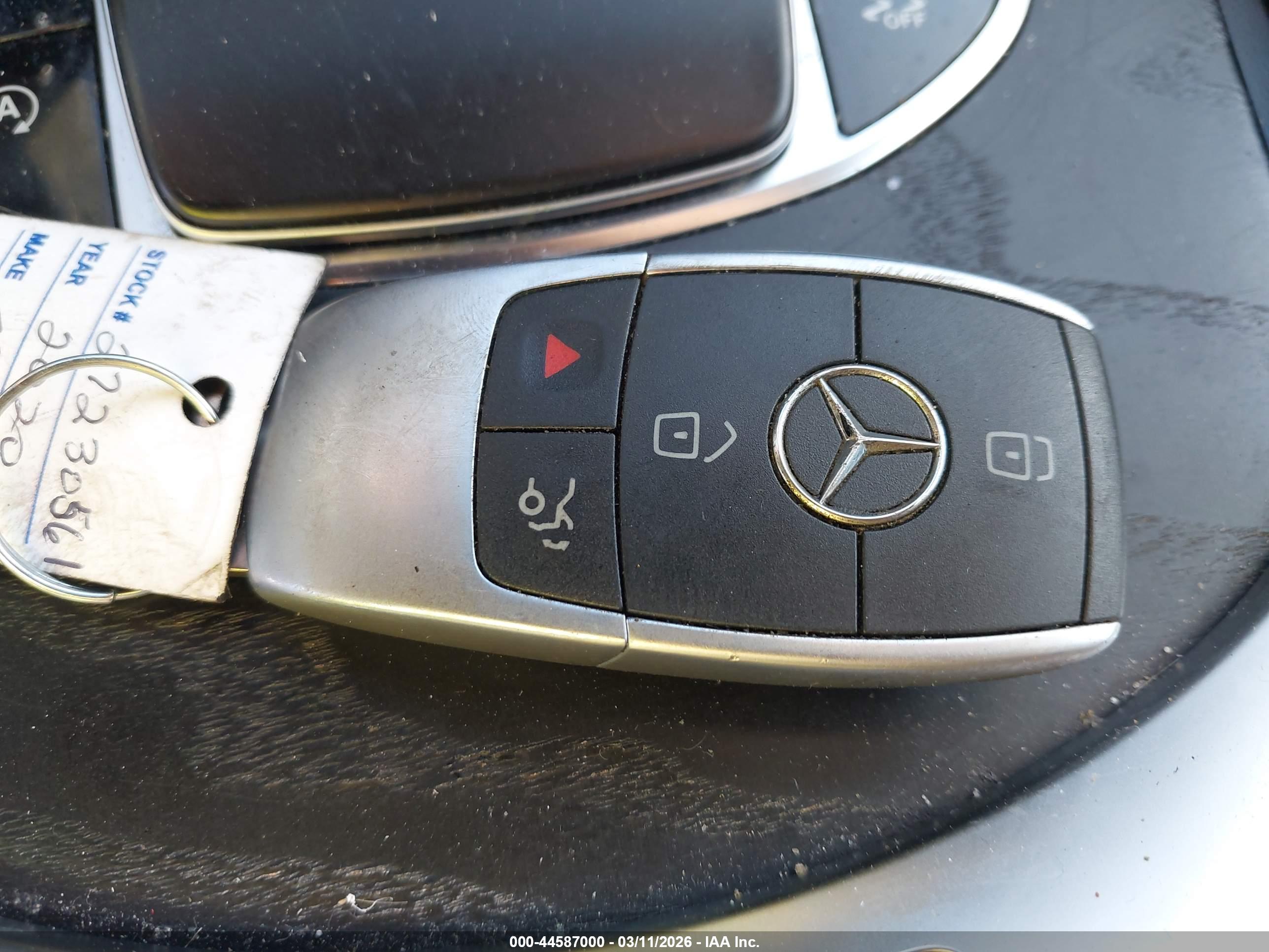 MERCEDES-BENZ GLC image 11