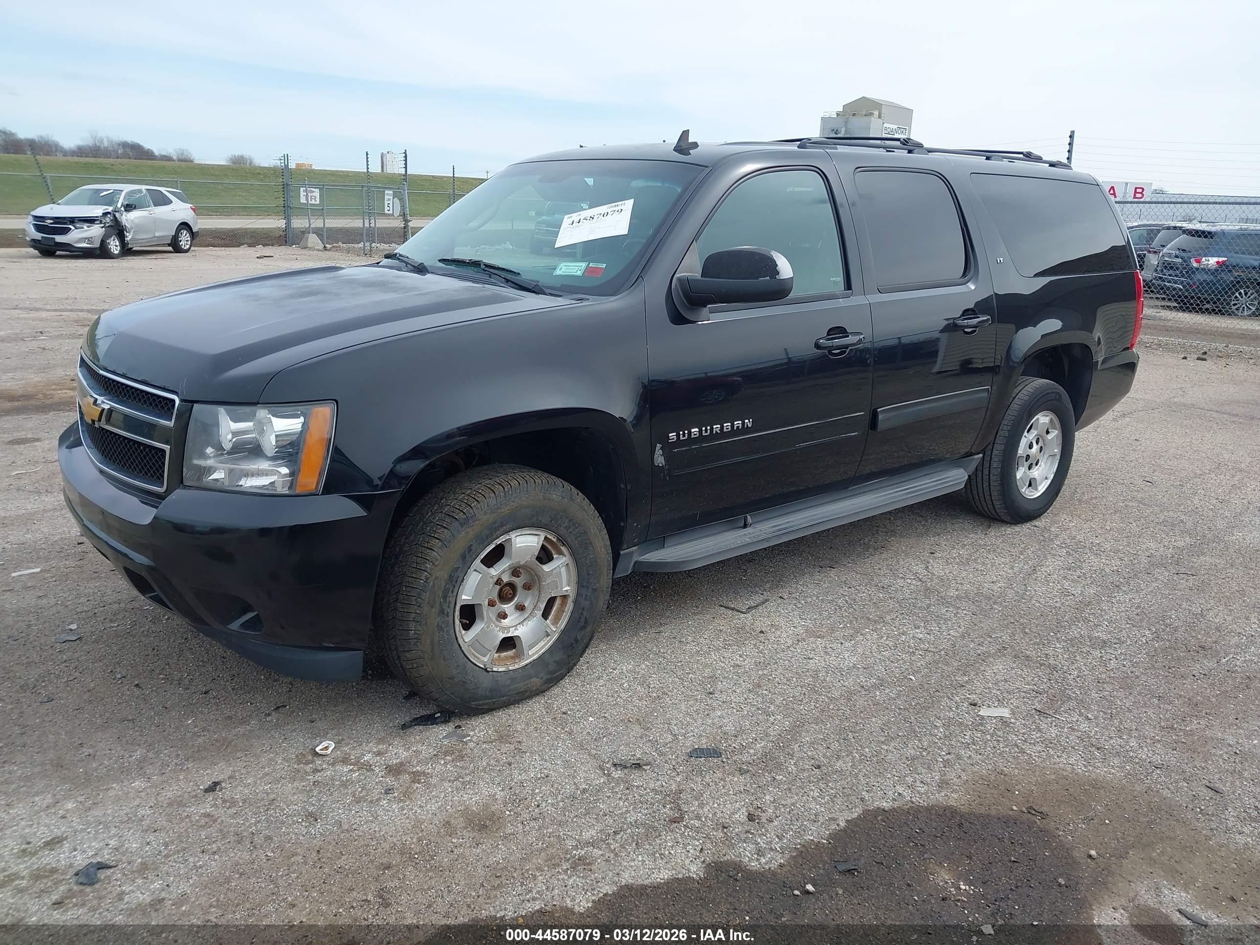 CHEVROLET SUBURBAN image 2