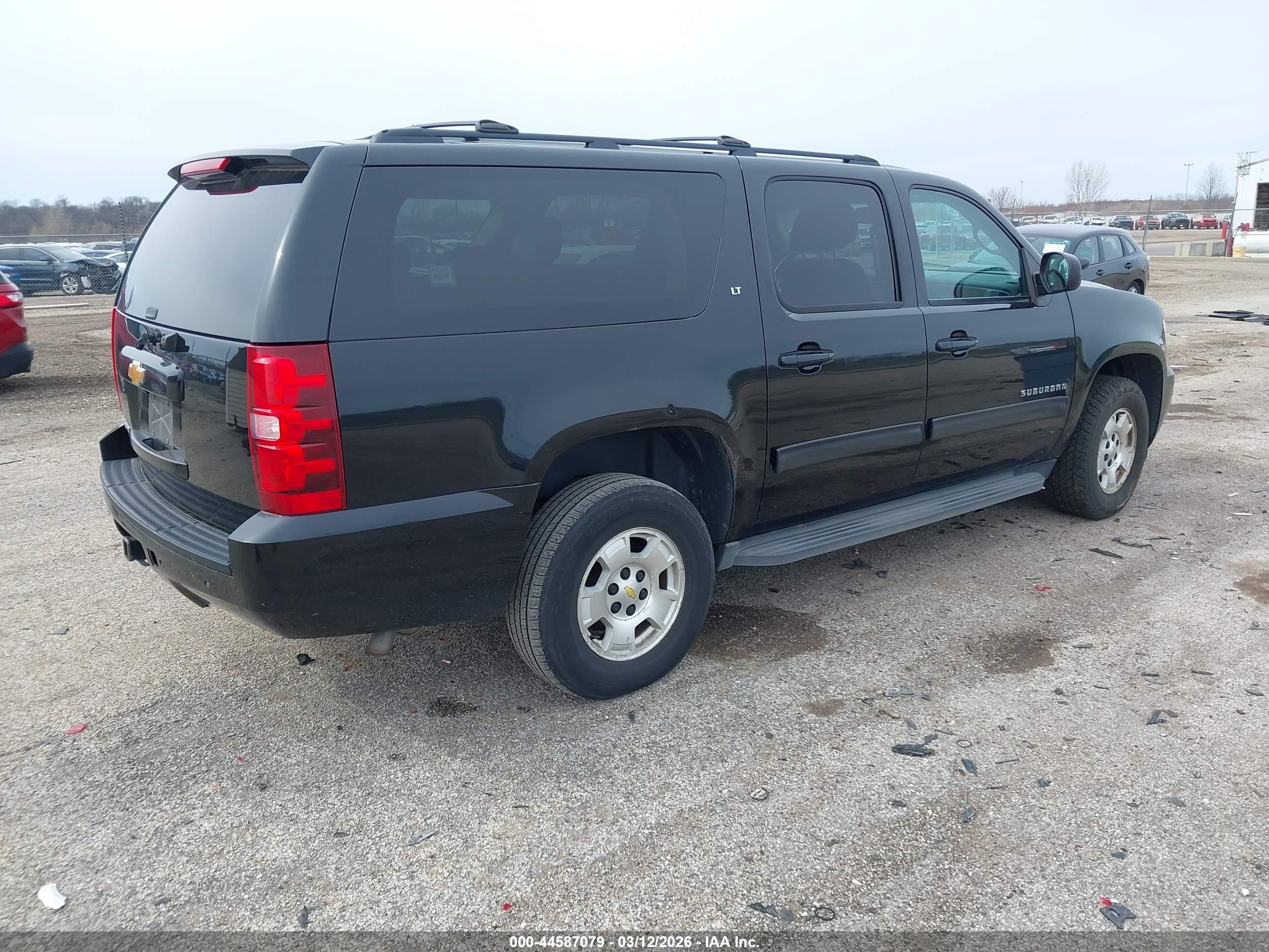 CHEVROLET SUBURBAN image 4