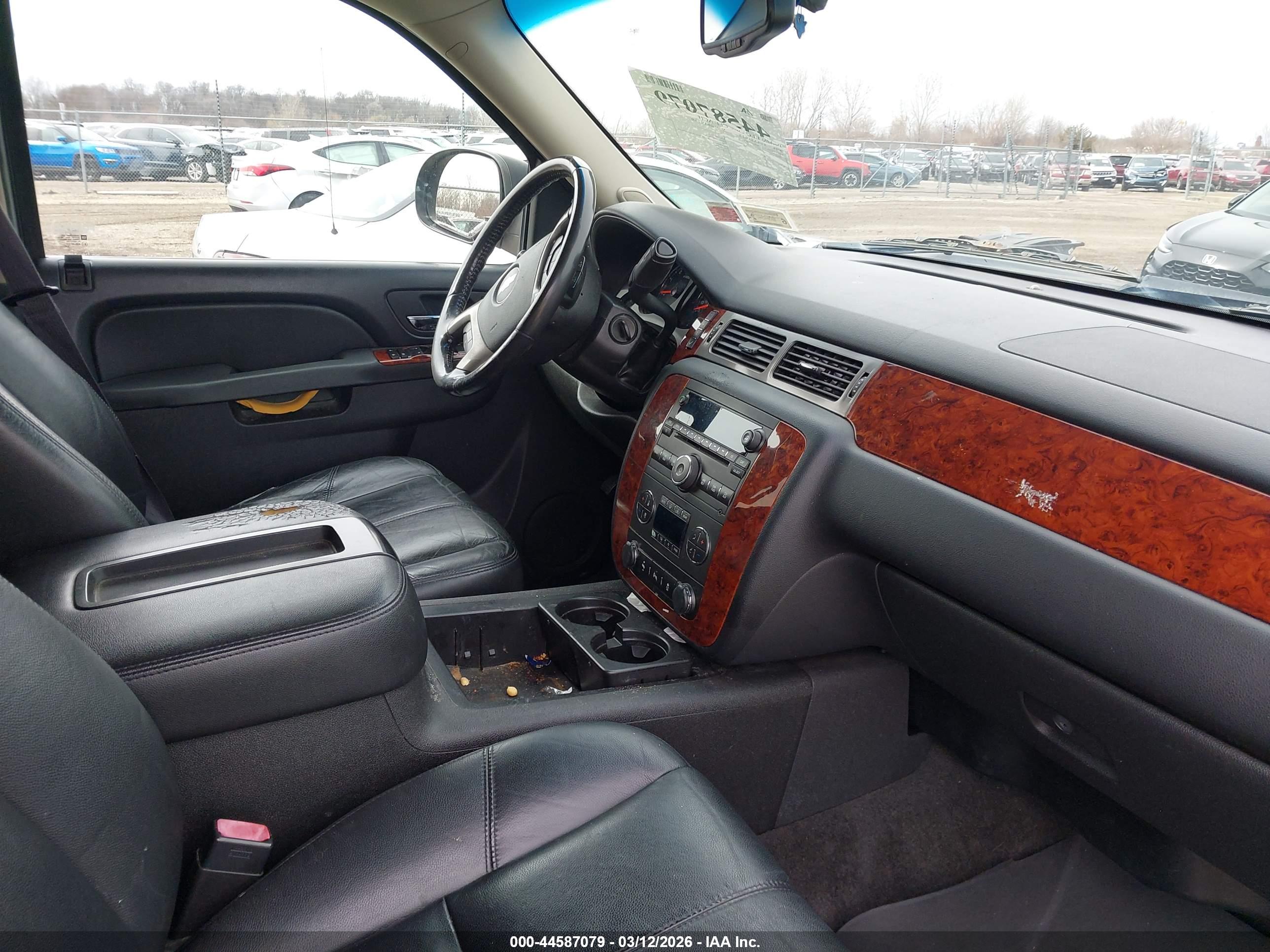 CHEVROLET SUBURBAN image 5