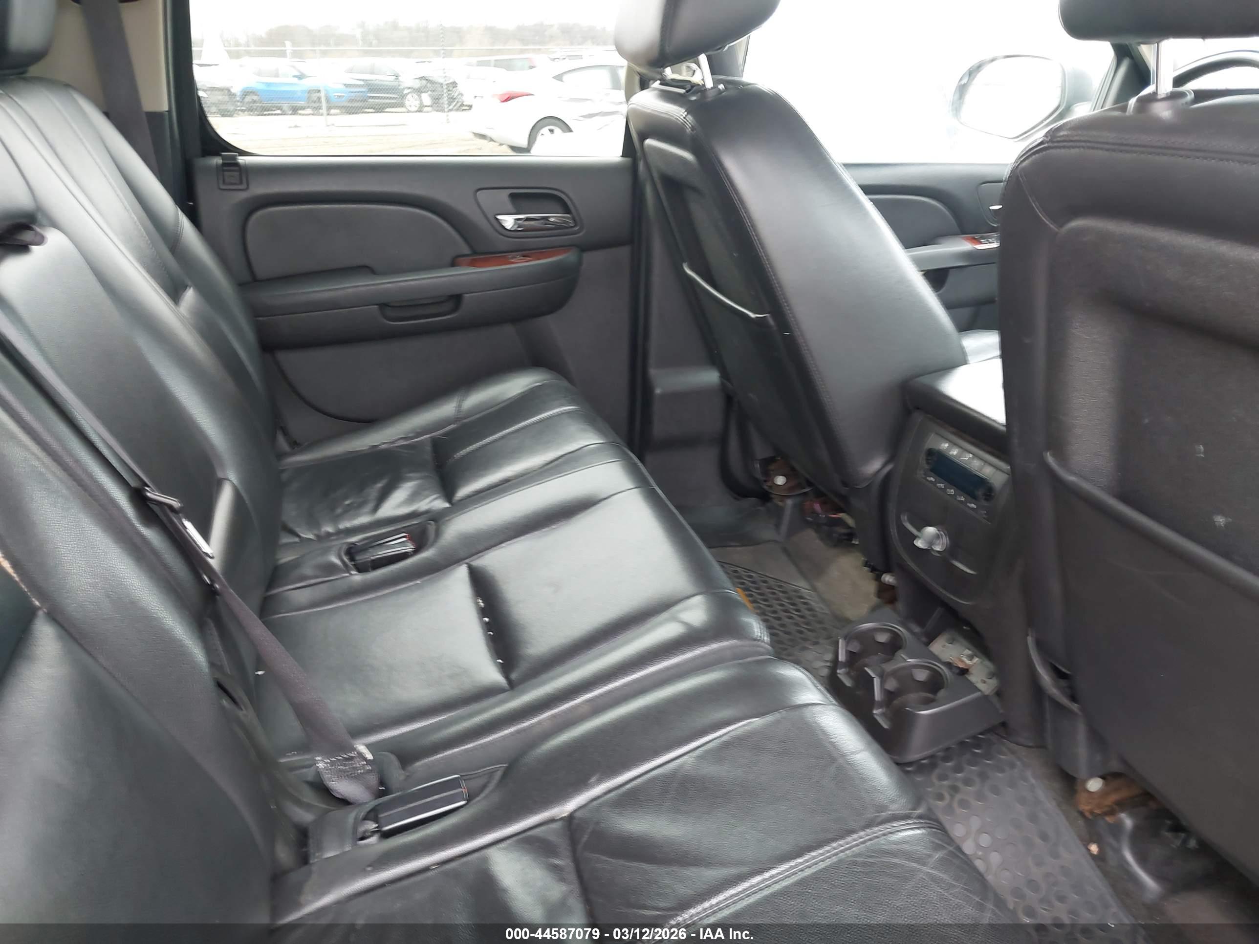 CHEVROLET SUBURBAN image 8