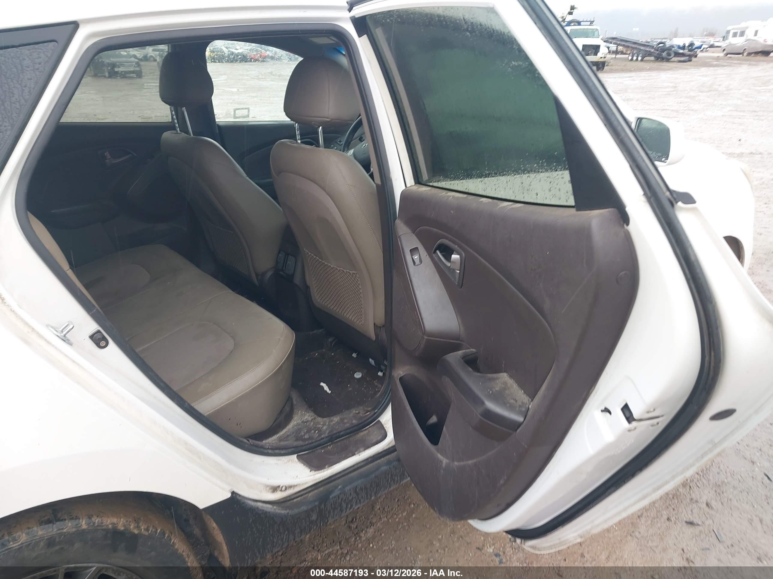 HYUNDAI TUCSON image 8