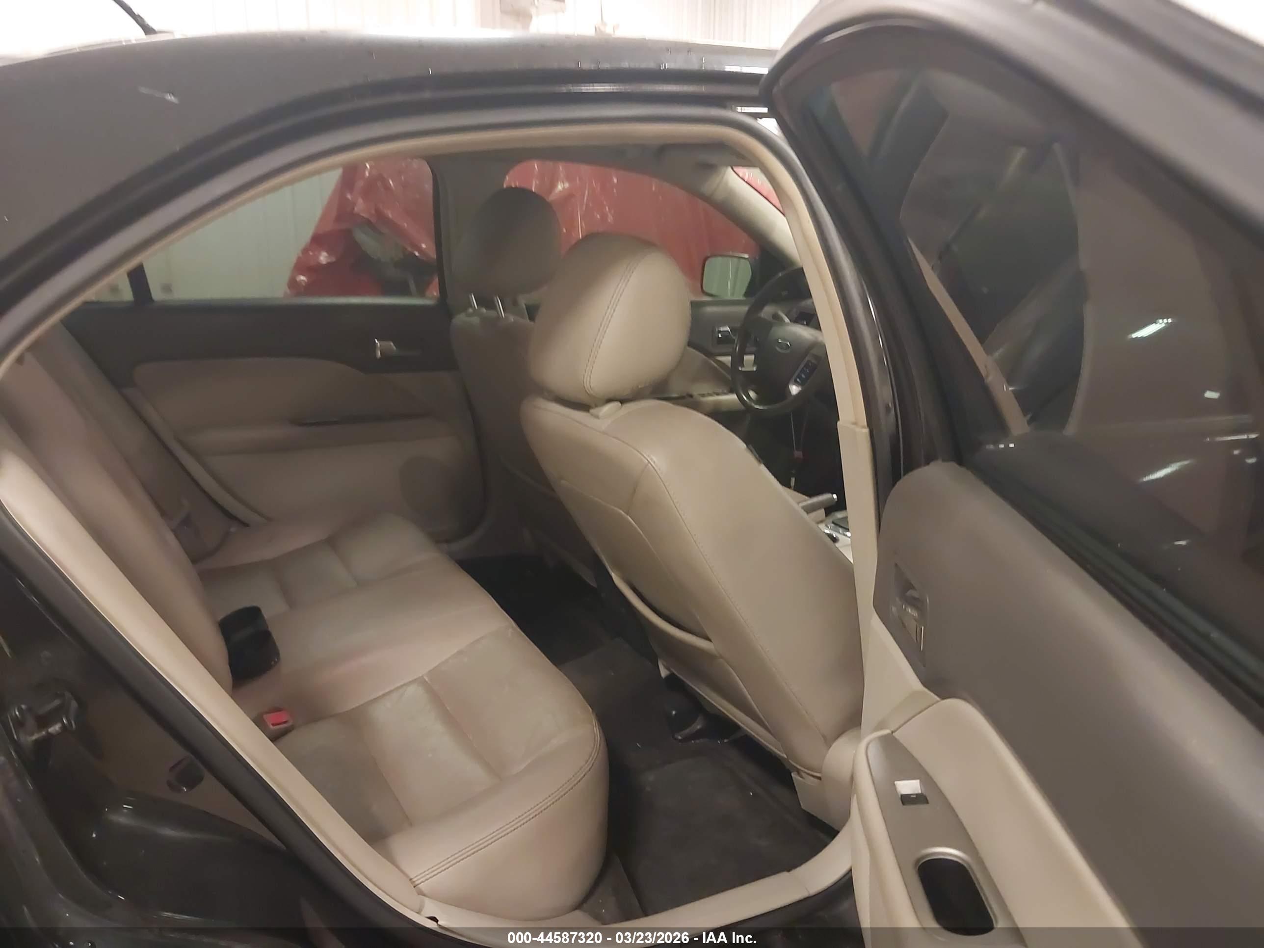 FORD FUSION image 8