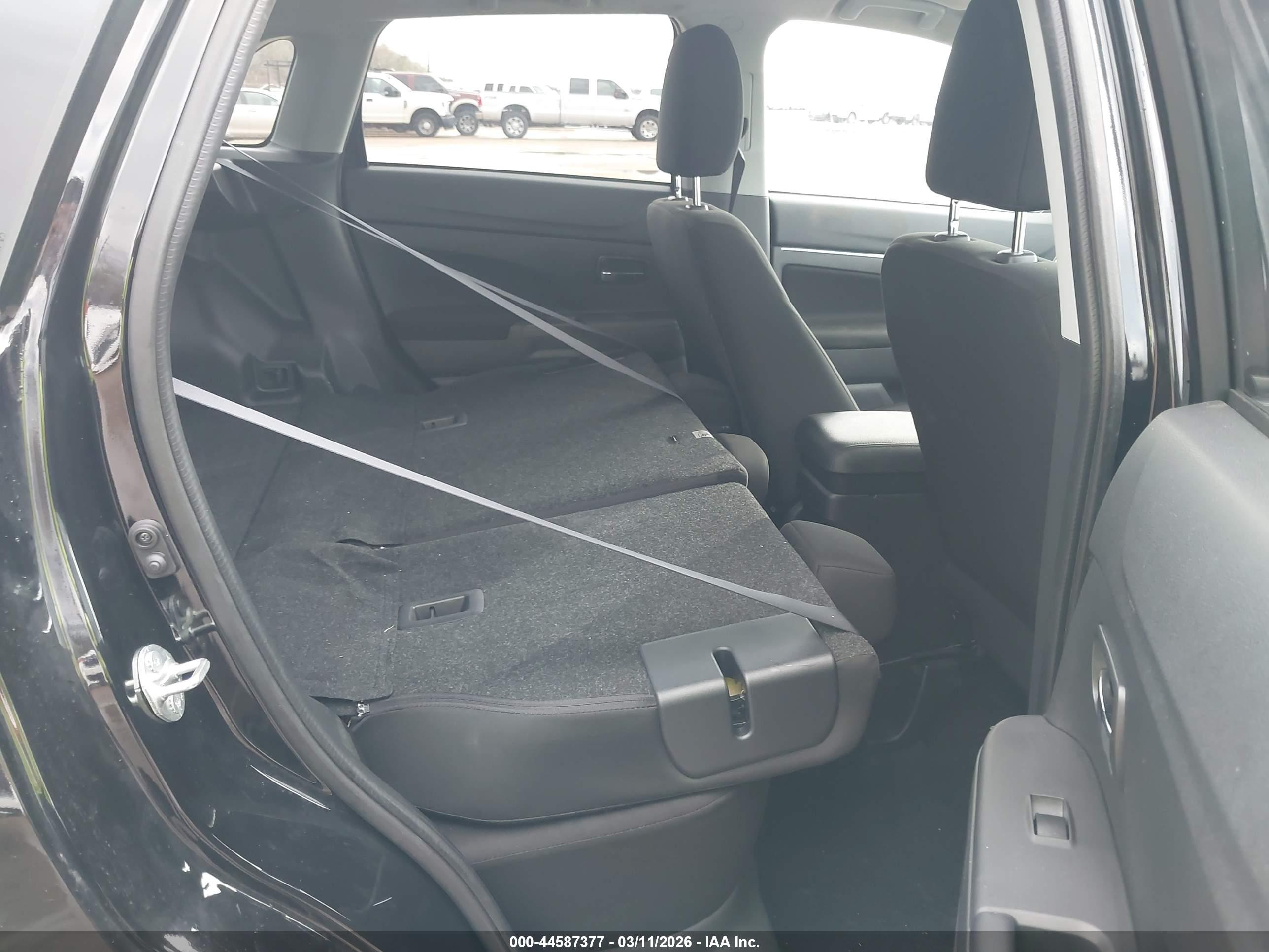 MITSUBISHI OUTLANDER image 8