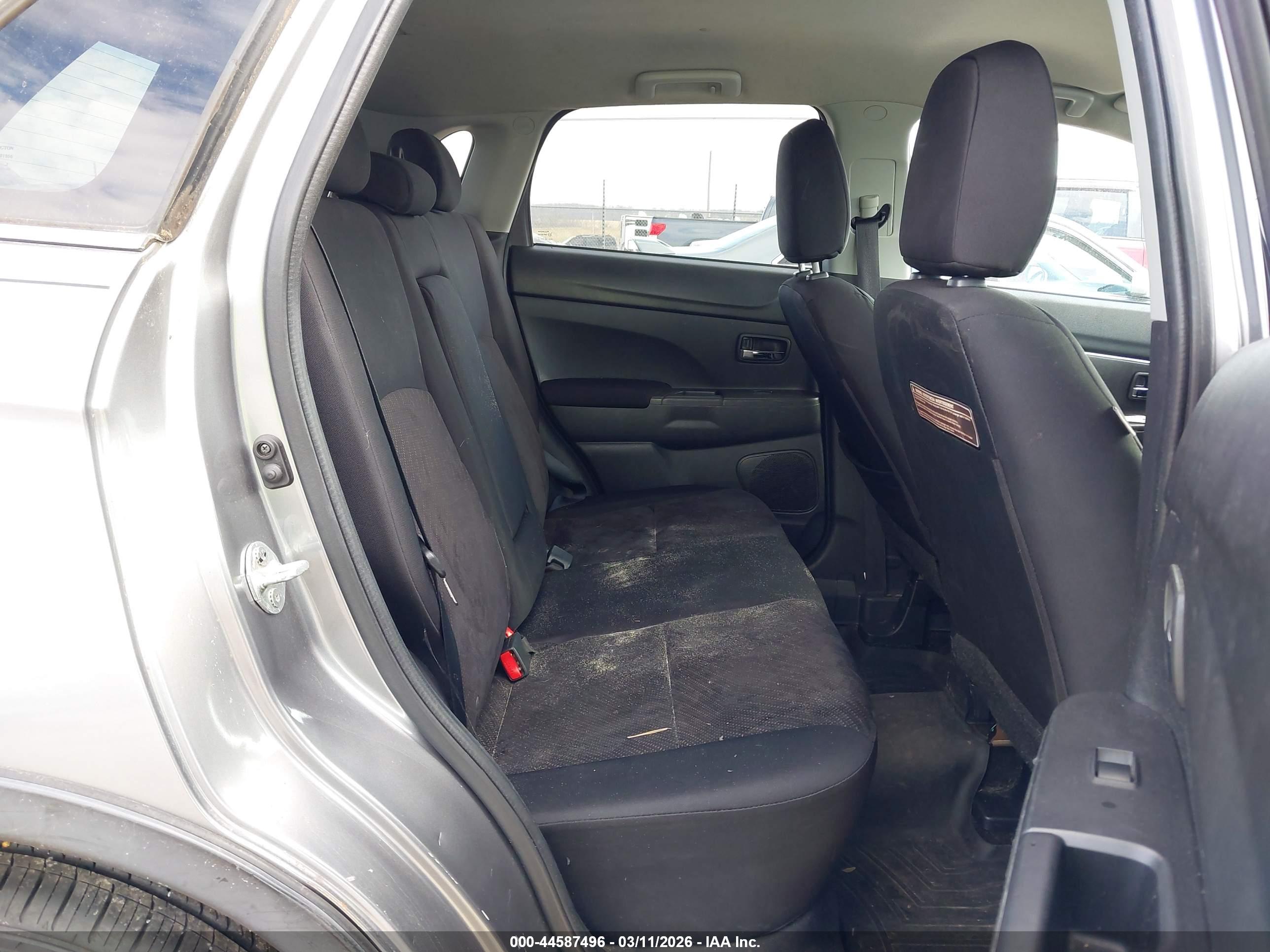 MITSUBISHI OUTLANDER image 8