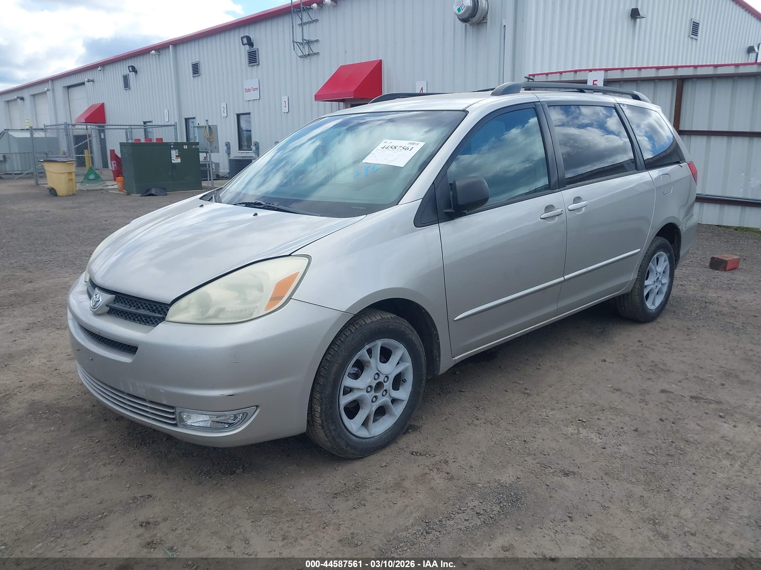 TOYOTA SIENNA image 2