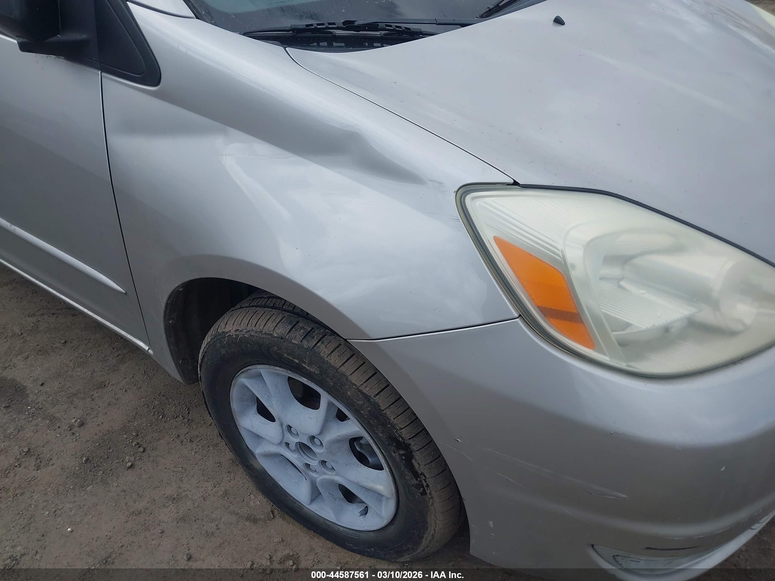 TOYOTA SIENNA image 6
