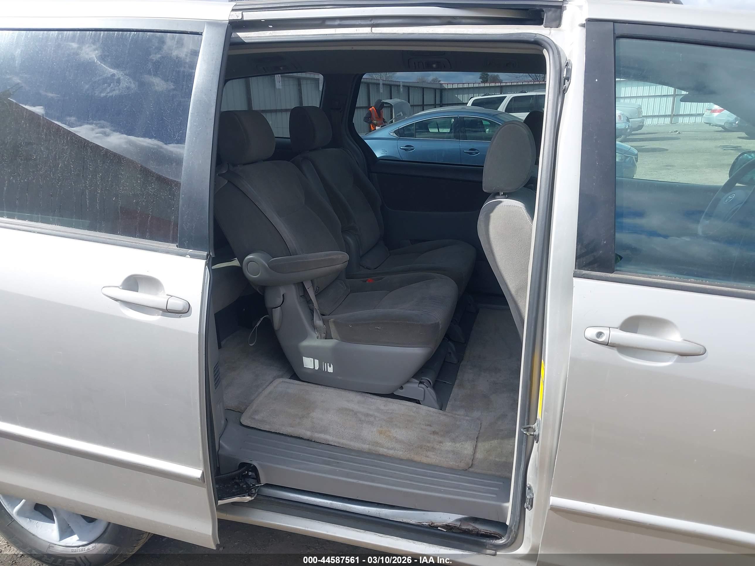 TOYOTA SIENNA image 8