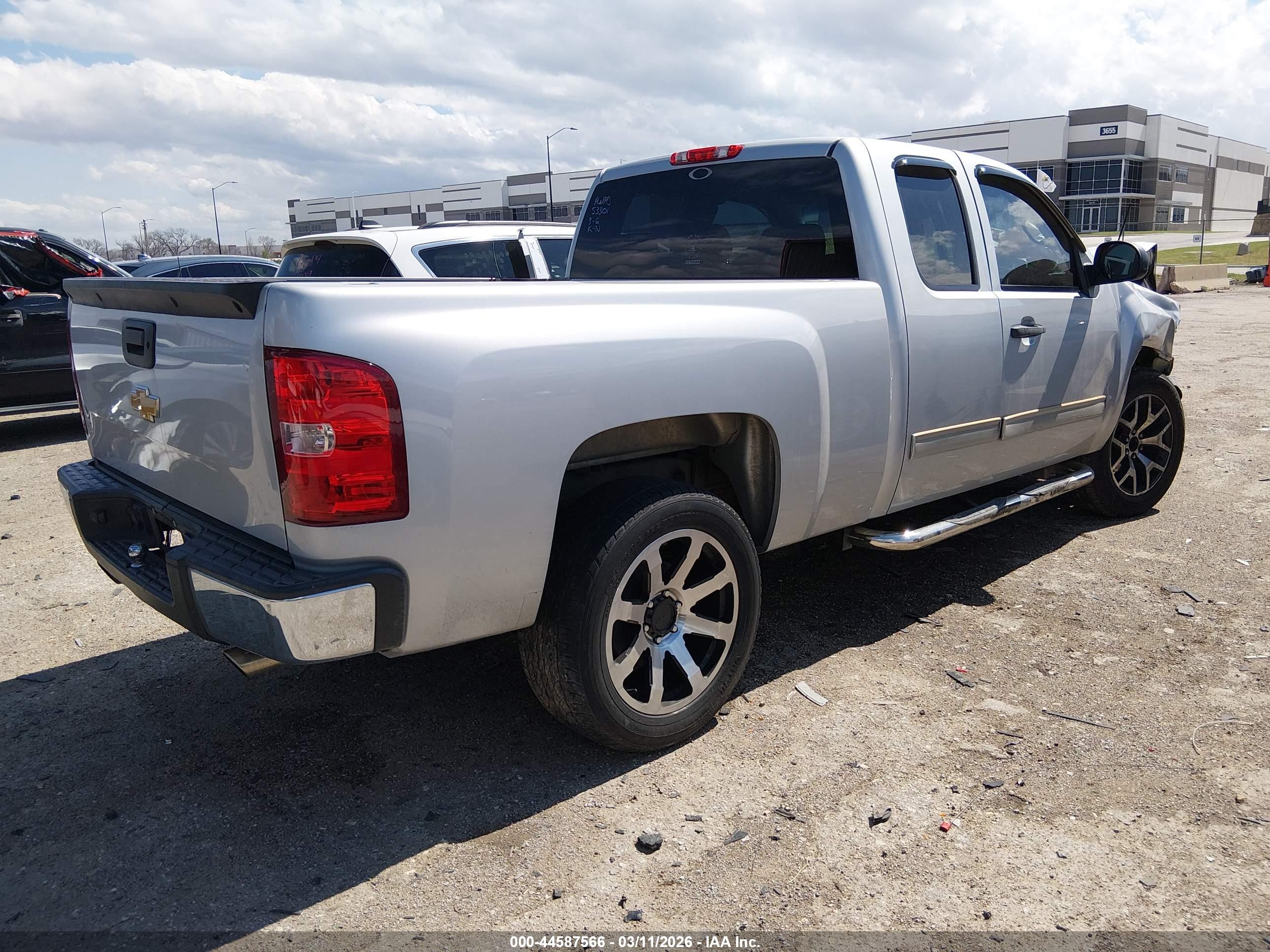 CHEVROLET SILVERADO image 4