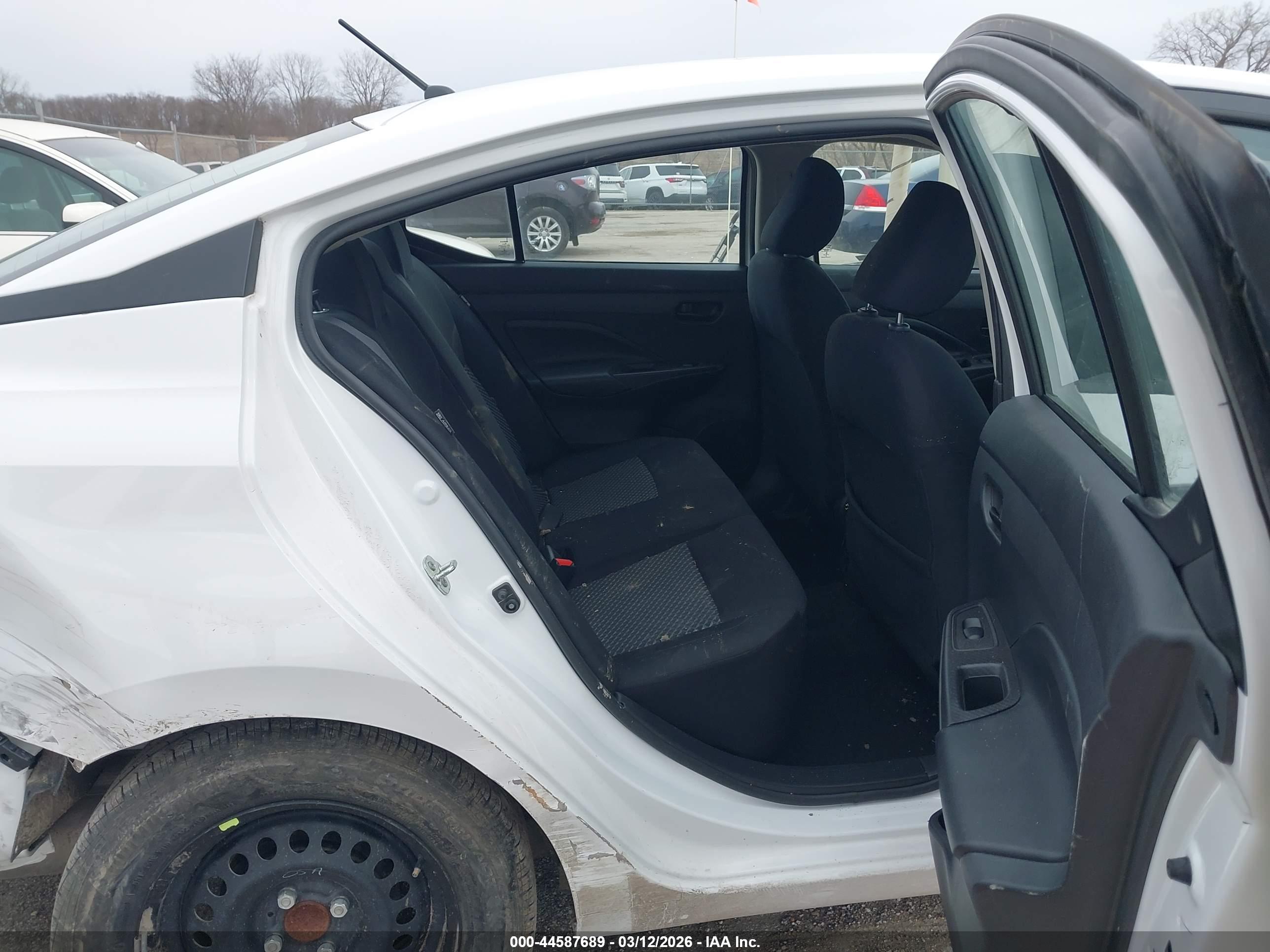 NISSAN VERSA image 8