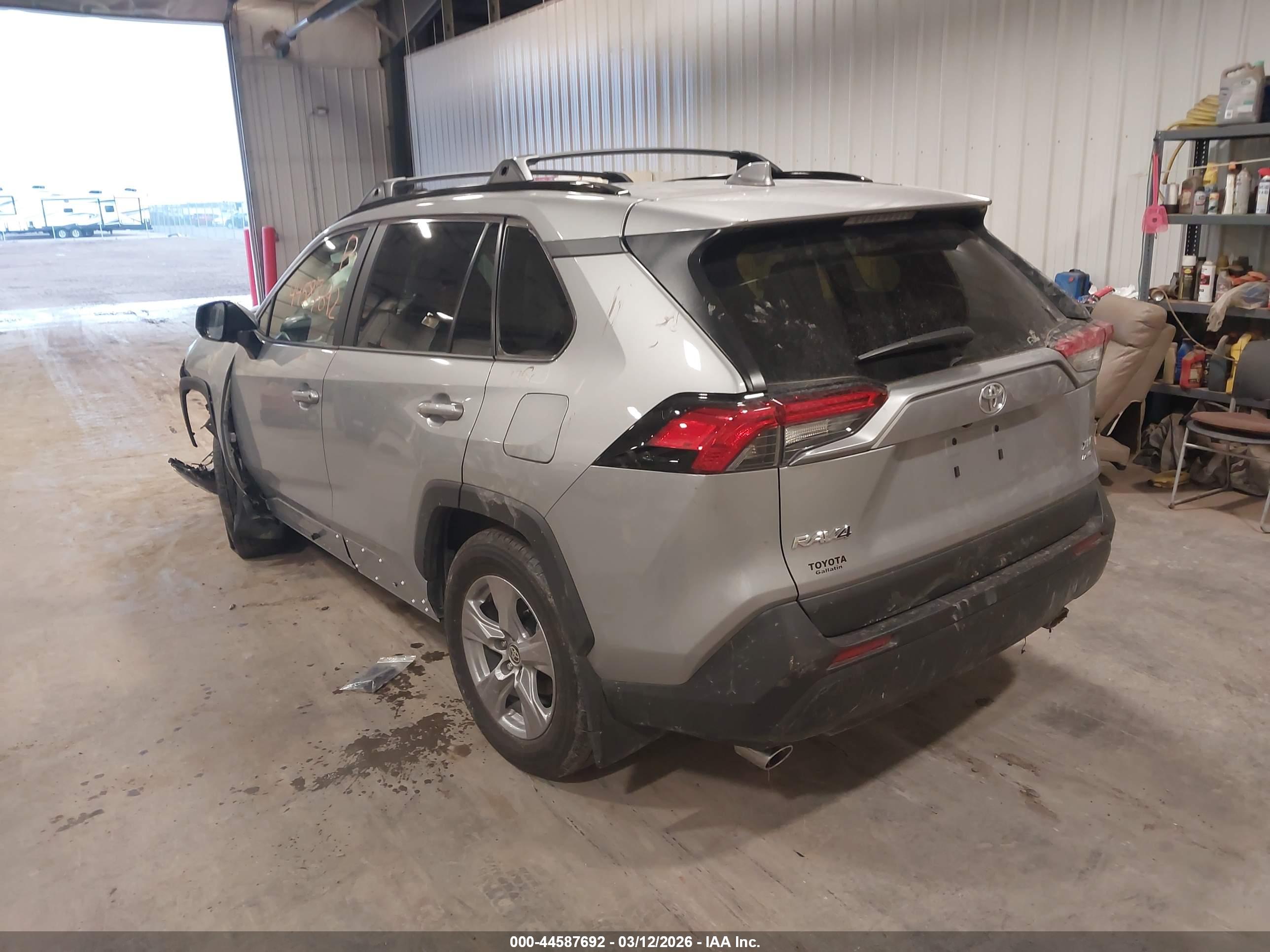 TOYOTA RAV4 image 3